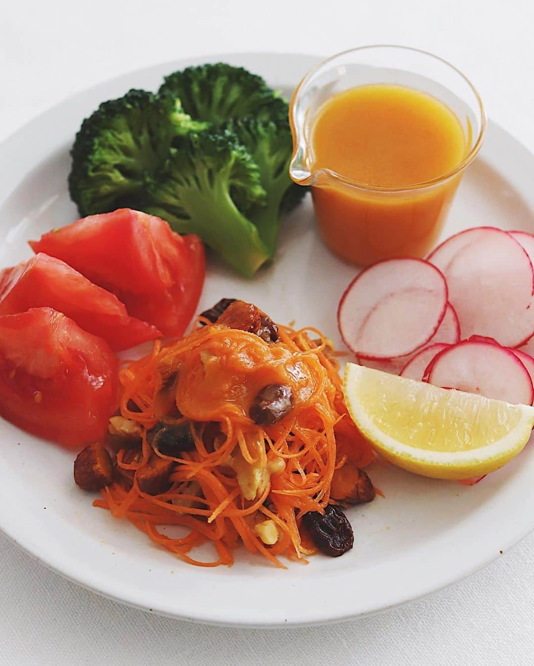 樋口正樹さんのインスタグラム写真 - (樋口正樹Instagram)「salad 🥕 🥦 🍅 . 北野エースでお勧めしてる にんじんのドレッシングを にんじんのサラダに使うと にんじんの味がさらに濃く なっておいしくなりますよ😋 . ちなみに極細のおろし金で 大根のツマのようにおろし 食べるのがマイブームです。 春にんじんをフレッシュな 生でいただくにはコレが◎👍 . このにんじんドレッシング 北野エースの買物倶楽部で アンバサダーレシピ紹介中。 👉@kitanoace . . #キャロットラペ #大人のためのにんじんドレッシング #サラダプレート #生野菜 #春野菜 #野菜を食べよう #ビタミンカラー #野菜が美味しい #サラダ #ドレッシング #北野エース買物倶楽部 #北野エース #北野エースで購入 #kitanoace #dressing #salad」4月2日 9時29分 - higuccini