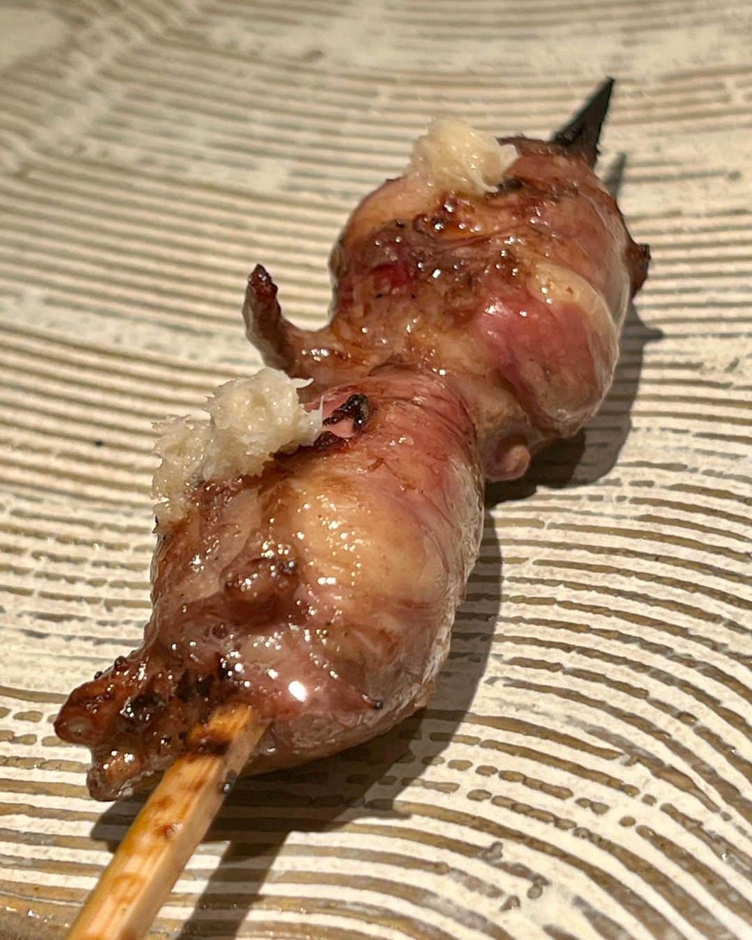秋山具義さんのインスタグラム写真 - (秋山具義Instagram)「初めての虎ノ門『焼鳥 國よし』は、キミノレバニラなどのお料理も美味しくて、焼鳥の鶏選びも焼きもすごく良くて、お店の方たちも楽しくて、好きな焼鳥屋さんが増えました♡ ⁡ 堀大将が元々『京味』の並びのお店にいたことから西健一郎さんに出汁の取り方を教えてもらったという親子丼、これまた美味しかった♡ ⁡ ベルギービールなどお酒も充実していて、ラストに飲んだラム酒で酔っ払いました笑。 ⁡ #焼き鳥國よし #國よし #具義焼鳥2022 #具義虎ノ門2022」4月2日 10時02分 - gugitter