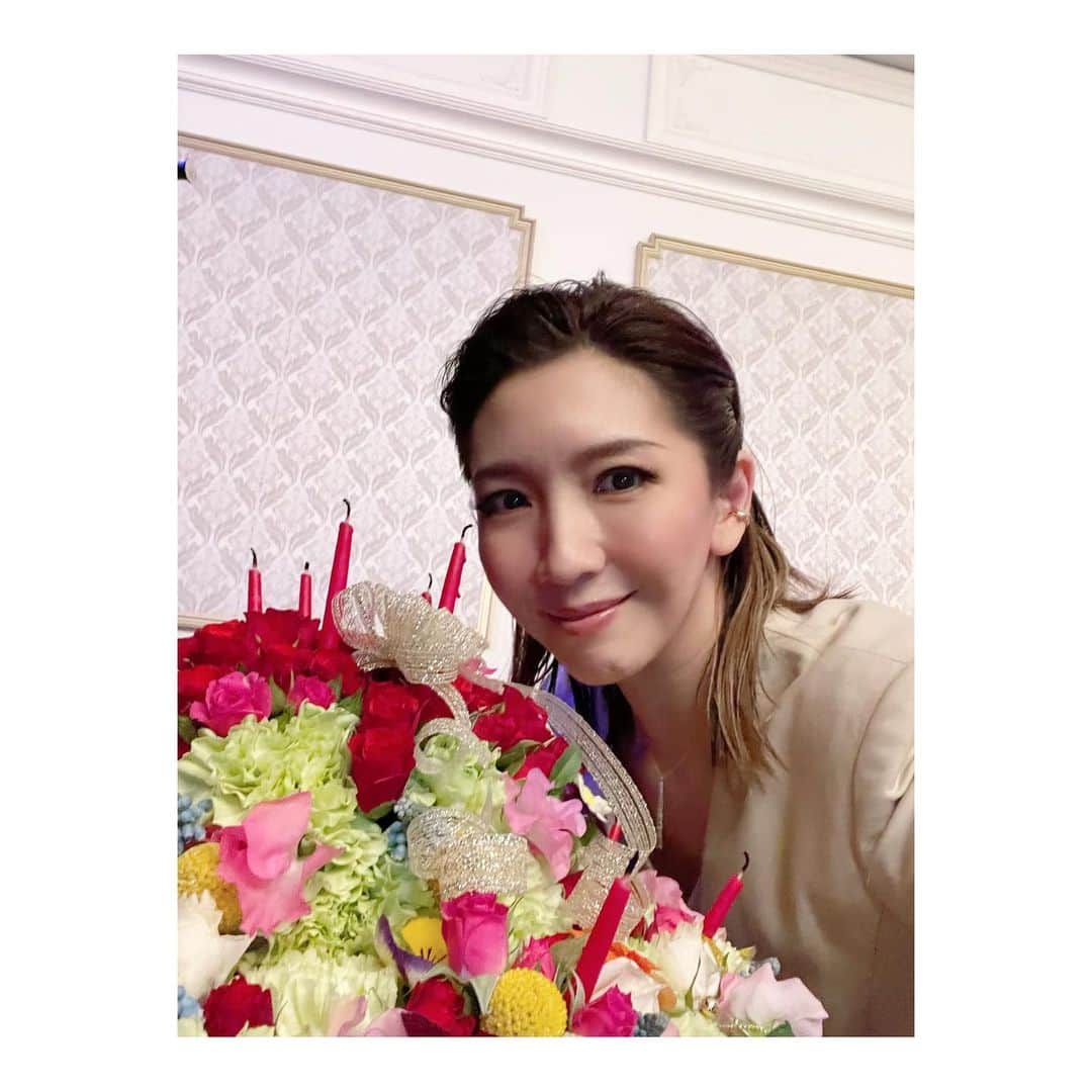 瀬奈じゅんさんのインスタグラム写真 - (瀬奈じゅんInstagram)「⁡ ⁡ どーも、４８歳になりました。 そして３０周年ディナーショーはじまりました。 ⁡ ……楽しい！楽屋も袖でもとにかく楽しい！！ ⁡ このお二人に祝ってもらえるだろうとは思っていました、サプライズしてくれるんだろうなとは思っていました。 だって朝からメイク室とかリハとかで顔合わせてるのに、不自然なくらい本番まで一言もお誕生日の事に触れなかったから笑。 ⁡ わかりやすっ！！ ⁡ そんな二人が好き笑。 ⁡ でもまさかこんな盛大にお祝いして頂けるとは思わず……涙出そうでした……出なかったけど。 ⁡ どうしても写真を撮りたくて、客席にいらした中井美穂様をめざとく見つけ、写真をお願いした私……図々しいにも程がある。 中井さん、ありがとうございました！！ ⁡ 会場にいる皆様にもお祝いして頂き、幸せな誕生日でした。 ⁡ 頂いたおめでとうLINEも、昨日はバタバタで溜まりに溜まり、ちゃんと返せず……お許しを……。 ⁡ 皆様本当にありがとうございました！！ ⁡ ⁡ #SEIZETHEDAY #宝塚ホテル #ディナーショー #幸せなお誕生日 #サプライズ  #貴城けい さん #大空ゆうひ さん #嘘がつけない二人 #中井美穂 さん #無茶振りに応えて下さり感謝 ‼︎」4月2日 10時47分 - junsena_official