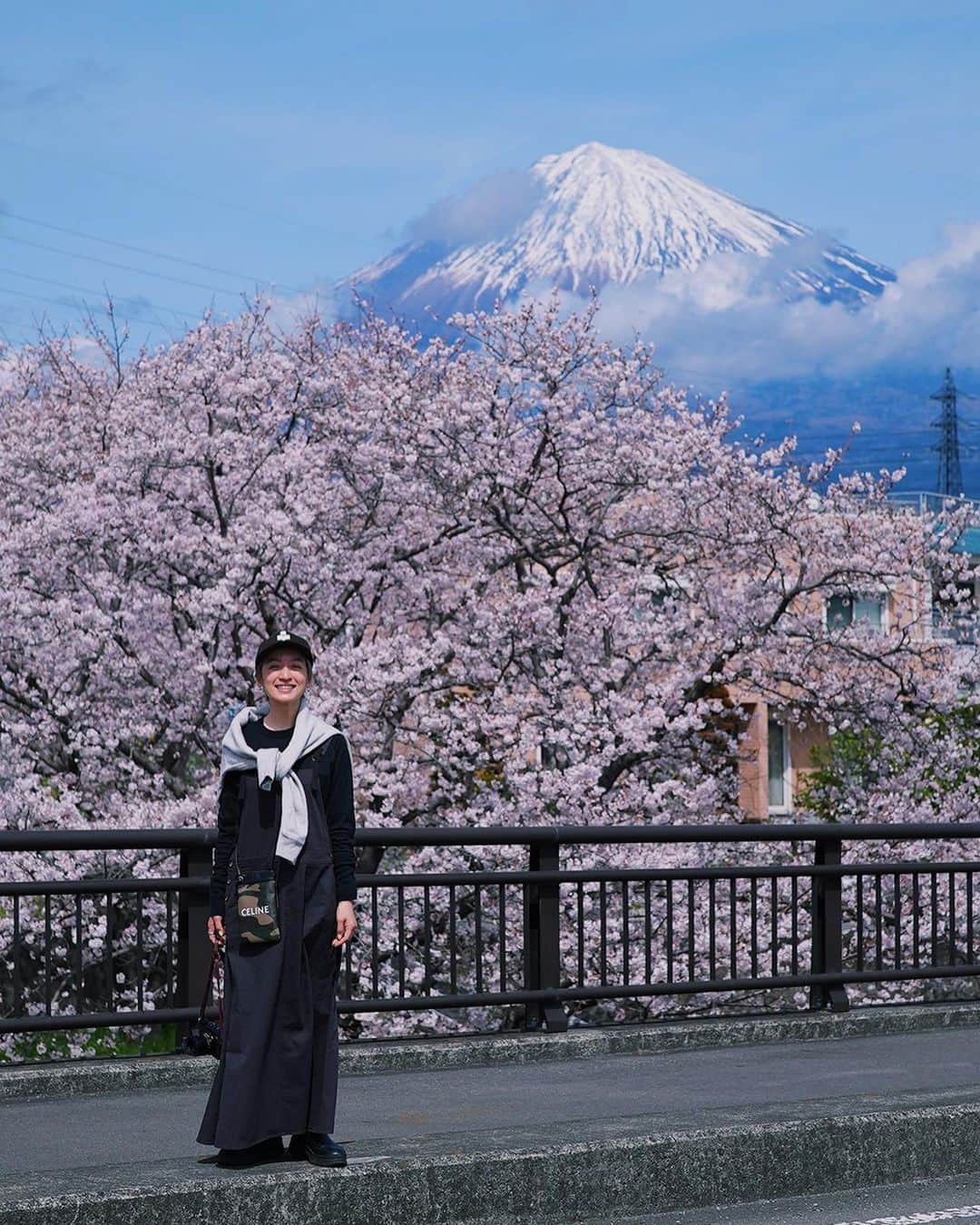 高山都さんのインスタグラム写真 - (高山都Instagram)「縁起が良さそうな写真🌸🗻 まるで合成みたいに綺麗なくっきり富士山と桜との記念撮影📸 先日のキャンプ前に、富士宮焼きそばを食べてきたのですが初体験！ お好み食堂 伊東さんへ。 この桜と富士山は、そのあたりです。 想像よりさっぱりしててだし粉も効いてて美味しかったなー。 大好物の黒はんぺんもありました🍢」4月2日 12時46分 - miyare38