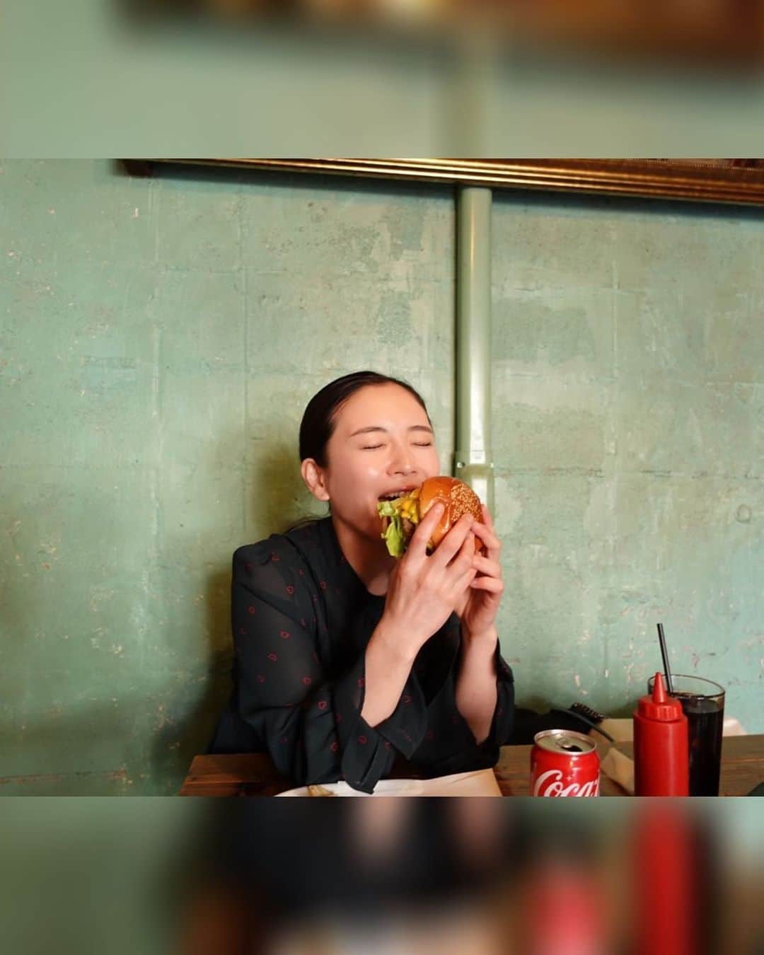 園都さんのインスタグラム写真 - (園都Instagram)「@jun.amaki が撮ってくれた 一生懸命ハンバーガーを頬張るわたし。 じゅんちゃんはハンバーガー食べずに必死にシャッター切ってた😂🍔💕撮るのも撮られてるのも好きなじゅんちゃんの愛のある写真はいつも楽しさ伝わる！！！#また撮ってね」4月2日 15時14分 - miyakosono_official