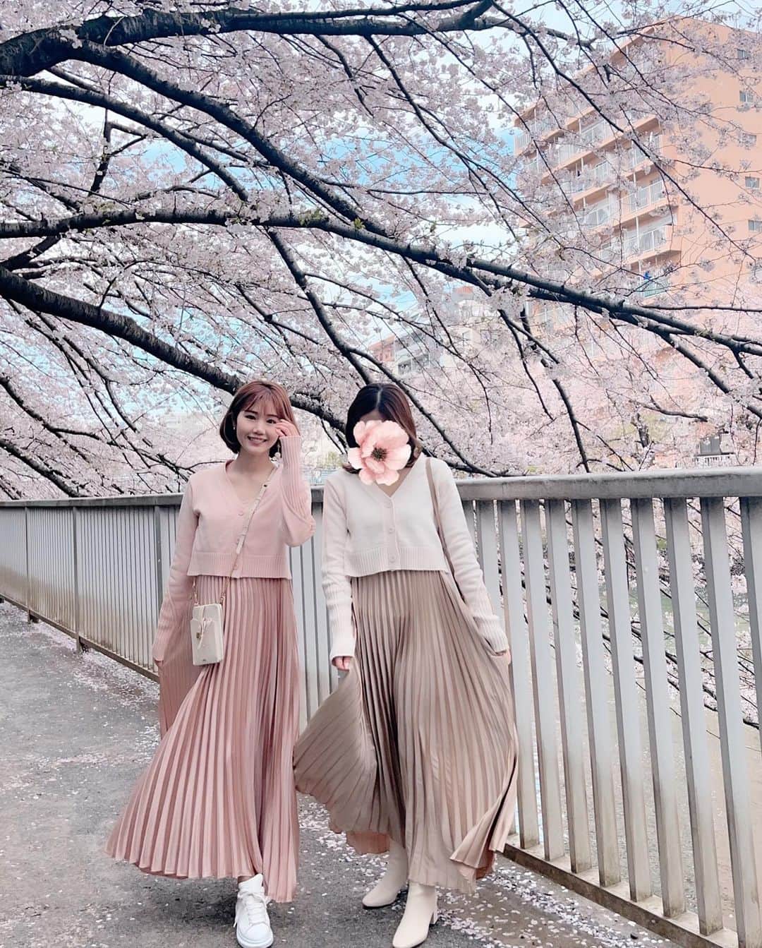 ほしのこさんのインスタグラム写真 - (ほしのこInstagram)「桜🌸 お揃いのワンピを着て お仕事前に少しお散歩してきました𓈒𓂂𓏸  #桜#ワンピコーデ」4月2日 16時10分 - hoshinoko728