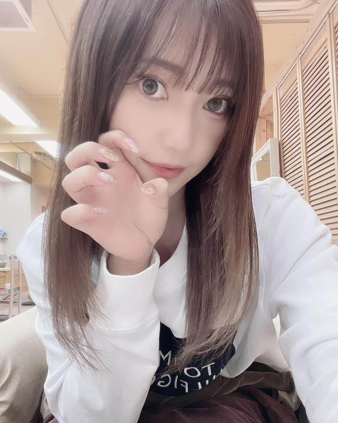 一鷹杏奈さんのインスタグラム写真 - (一鷹杏奈Instagram)「いつも通ってる @vena_nail.r  ネイルサロンヴィーナが 1st anniversaryキャンペーン‼️  4月も開催中です🌸 期間（〜4/30)キャンペーン期間中であれば何回ご利用頂いても構いません👌  ①1万円以上ご利用のお客様は… なんと、、、！一律¥9,800（税込）  ハンド/フットご利用のお客様はそれぞれ 1万円以上でご利用可能です✨  ②1万円以下ご利用のお客様は… ８種類の1本デザインサンプルから お好きなデザインプレゼント🎁 もしくは、 ひじ下マッサージ（5分）プレゼント♫  ⚫︎ご予約方法  @vena_nail.r  ご予約方法👆をタップ♪プロフィール画面の↓リットリンクをタップしていただきますと https://lit.link/nailvena ⚫︎カンタンLINE予約 ⚫︎ Instagram DM  私のインスタを見て と一言頂けると、スムーズです💓  ※クーポン、その他割引き、ポイント利用での¥9,800以下の割引はできません。 ※メニューにより、施術時間が異なります。 ご予約の際は、必ずオプションメニューより ジェルオフをご選択下さい。  毎回頼んだ通りにしてくれて 可愛すぎる！ありがとうございます🥺❤️❤️ スライドしてみてね✨  #プライベートサロン #ネイルサロン #目黒ネイル #目黒ネイルサロン #ネイルデザイン #tokyo #paragel  #ウォーターケア #美容  #nailsalonvena #指甲 #네일 #nail #nailsalon #春ネイル」4月2日 16時19分 - annaichitaka