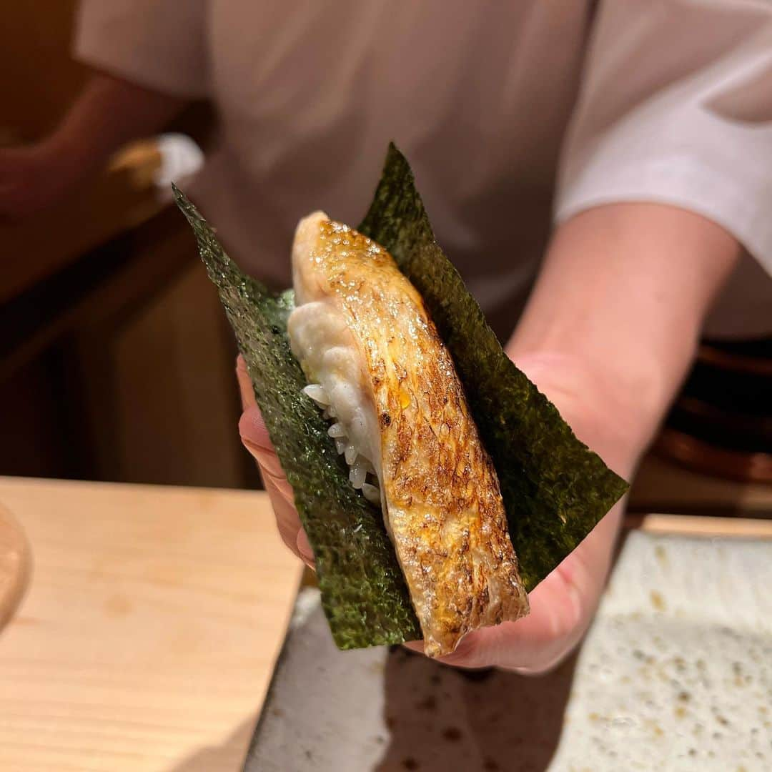 吉川ちえさんのインスタグラム写真 - (吉川ちえInstagram)「【🍣🍣🍣🍣】 . 最近行った美味しかったお鮨💓 広尾のひっそりとしたビルの中にある ✅鮨 在 🐟 . おまかせコースにしました😉✌️ かなり好きだった💛🧡 つまみから握りまで素敵なラインナップでした🎀❤️ 写真1枚目のカニと雲丹の握りがめっちゃ美味しかった❣️ これが有名らしいね😘✨ . コースはしっかり鮨食べた✌️って気になる満腹感💓 めっちゃ美味しくて大満足でした🙈🧡 . 夜のおまかせコースで値段は 26000円💰くらいでした😙‼️ . 🍣鮨在 📮東京都渋谷区広尾5-3-13 Barbizon86 5F 🚃日比谷線広尾駅より徒歩4分 📞 05055972665 . #鮨 #鮨在 #鮨スタグラム  #鮨好きな人と繋がりたい  #sushi #広尾鮨」4月2日 17時36分 - yoshikawachie_16