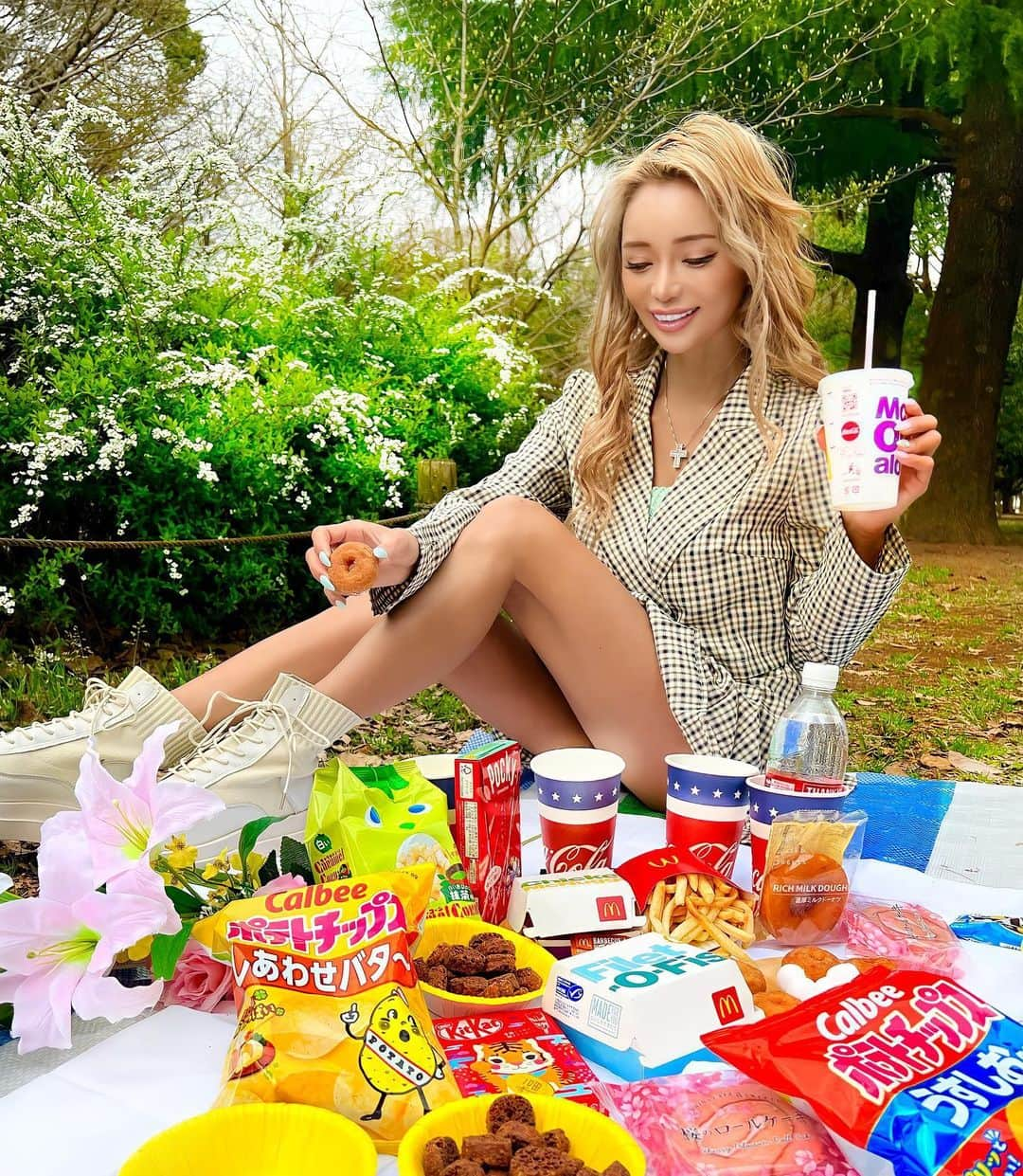 藤木そらさんのインスタグラム写真 - (藤木そらInstagram)「. . Cherry-blossom viewing picnic ❤️😍 I had a leisurely picnic in the park for the first time in a long time-⁽ -´꒳` ⁾-I collected my favorite sweets ♪. .: * ・ ゜ ♪ Happiness ❤️💜 . .久しぶりに公園でピクニックしたょ👏🏻🌼︎💕︎👏🏻大好き尽くしで幸せまったりモグモグଘ(੭ˊ꒳​ˋ)੭✧ . .今週でお花見🌸終わりかなぁー。。あっという間だったなぁ🥲🥲桜を見ながらピクニック🙈 🍙に近い感じ🥰ww . . .次の楽しみはなにだろうか。。もう海しかないやないかーっ！！ . . .服は @shein_japan だょ。めちゃくちゃ安いのに可愛いくてお気に入り💙🧡このセットアップも3000円しなかったょ🤣🤣‼️‼️藤木そら記事見た方は5999円以内だと15％OFf💓6000円以上だと、20％OFFになるクーポンコードがあるので『sorafujiki』コードを入力すると、かなりお得に買えるよ💚💚 . . .ブーツは @blackqueen.official  . . . .4枚目が謎にめちゃくちゃ笑ってます🤣🤣‼️‼️ . . . . . . . . . . .#おしゃピク #ピクニック #公園コーデ #公園フォト #クーポンコード #ギャルコーデ #ギャル系 #代々木公園 #渋谷 #自然が好き #parkbogum #mac #partytime #女子会パーティー #ポテトチップス #マクドナルド #推しのいる生活」4月2日 18時19分 - sorafujiki