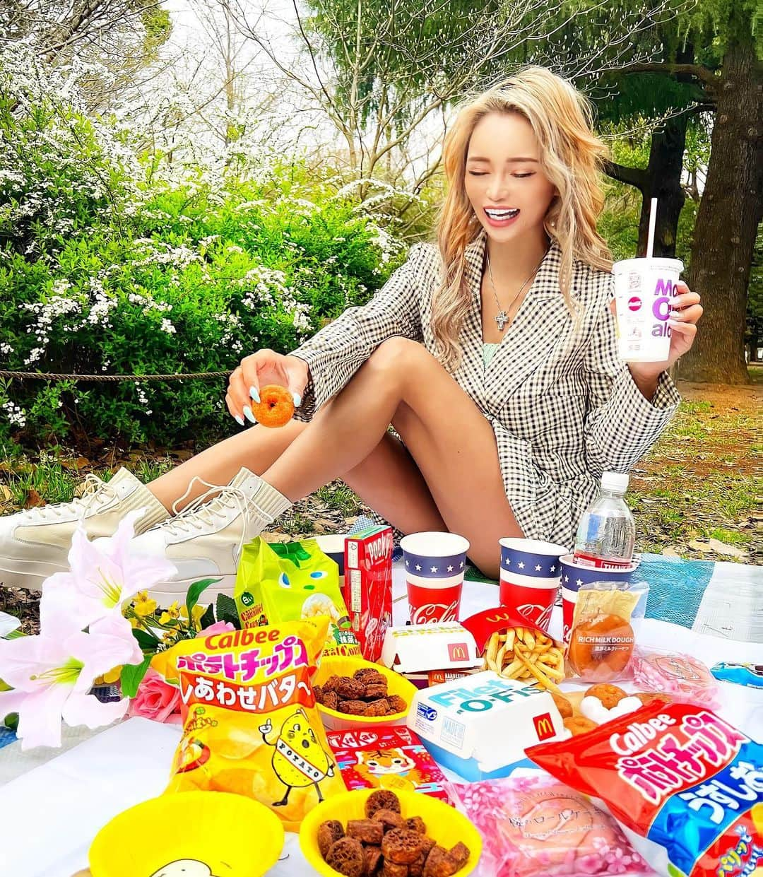 藤木そらさんのインスタグラム写真 - (藤木そらInstagram)「. . Cherry-blossom viewing picnic ❤️😍 I had a leisurely picnic in the park for the first time in a long time-⁽ -´꒳` ⁾-I collected my favorite sweets ♪. .: * ・ ゜ ♪ Happiness ❤️💜 . .久しぶりに公園でピクニックしたょ👏🏻🌼︎💕︎👏🏻大好き尽くしで幸せまったりモグモグଘ(੭ˊ꒳​ˋ)੭✧ . .今週でお花見🌸終わりかなぁー。。あっという間だったなぁ🥲🥲桜を見ながらピクニック🙈 🍙に近い感じ🥰ww . . .次の楽しみはなにだろうか。。もう海しかないやないかーっ！！ . . .服は @shein_japan だょ。めちゃくちゃ安いのに可愛いくてお気に入り💙🧡このセットアップも3000円しなかったょ🤣🤣‼️‼️藤木そら記事見た方は5999円以内だと15％OFf💓6000円以上だと、20％OFFになるクーポンコードがあるので『sorafujiki』コードを入力すると、かなりお得に買えるよ💚💚 . . .ブーツは @blackqueen.official  . . . .4枚目が謎にめちゃくちゃ笑ってます🤣🤣‼️‼️ . . . . . . . . . . .#おしゃピク #ピクニック #公園コーデ #公園フォト #クーポンコード #ギャルコーデ #ギャル系 #代々木公園 #渋谷 #自然が好き #parkbogum #mac #partytime #女子会パーティー #ポテトチップス #マクドナルド #推しのいる生活」4月2日 18時19分 - sorafujiki