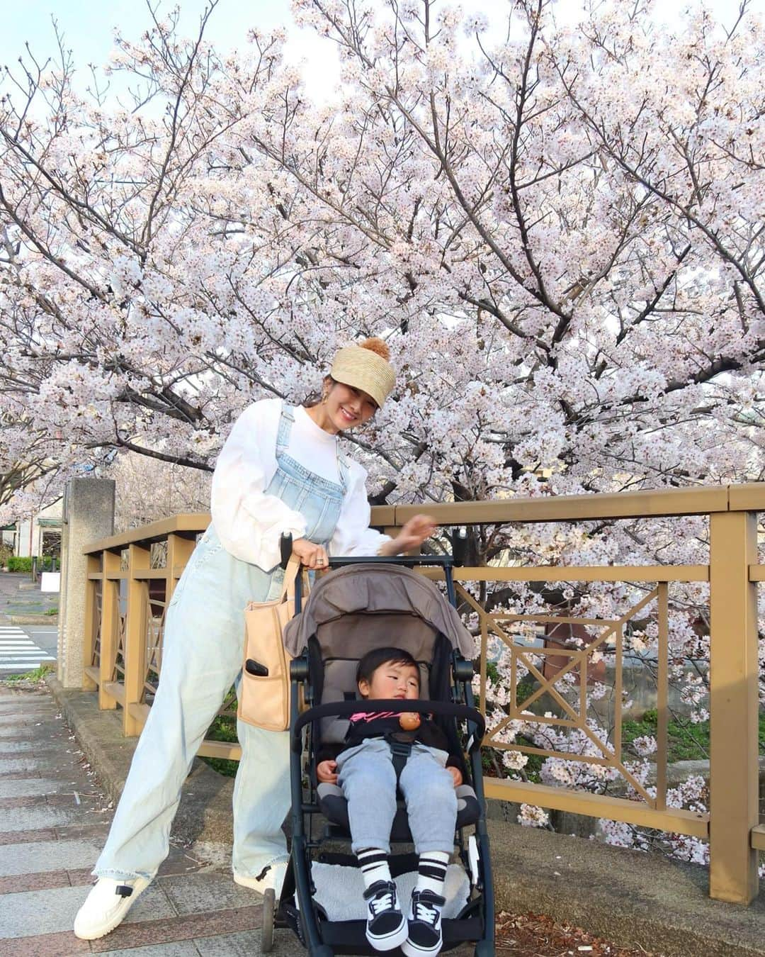 Mai Wakimizuさんのインスタグラム写真 - (Mai WakimizuInstagram)「今年初めてのお花見♡(と言ってもお散歩しただけ)息子も"しゃーくーらー"と理解出来るようになり、桜に向かってチュウしたりヨシヨシしたりしてました＼(^o^)／ そんな今日は、UNMINO @unminouofficialのトップスを初おろし♡お花見の日に着ると決めてたんだー♡ #1歳8ヶ月#お花見」4月2日 18時59分 - wakkin__m