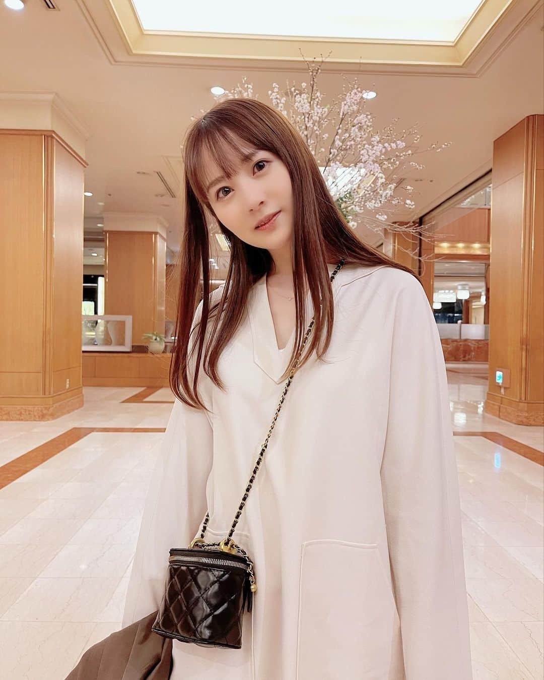 浜田翔子さんのインスタグラム写真 - (浜田翔子Instagram)「めちゃ小さいバッグって可愛いよね。 結局白って可愛いよね。  one-piece.bag @treonesta_official」4月2日 20時10分 - shoko_hamada