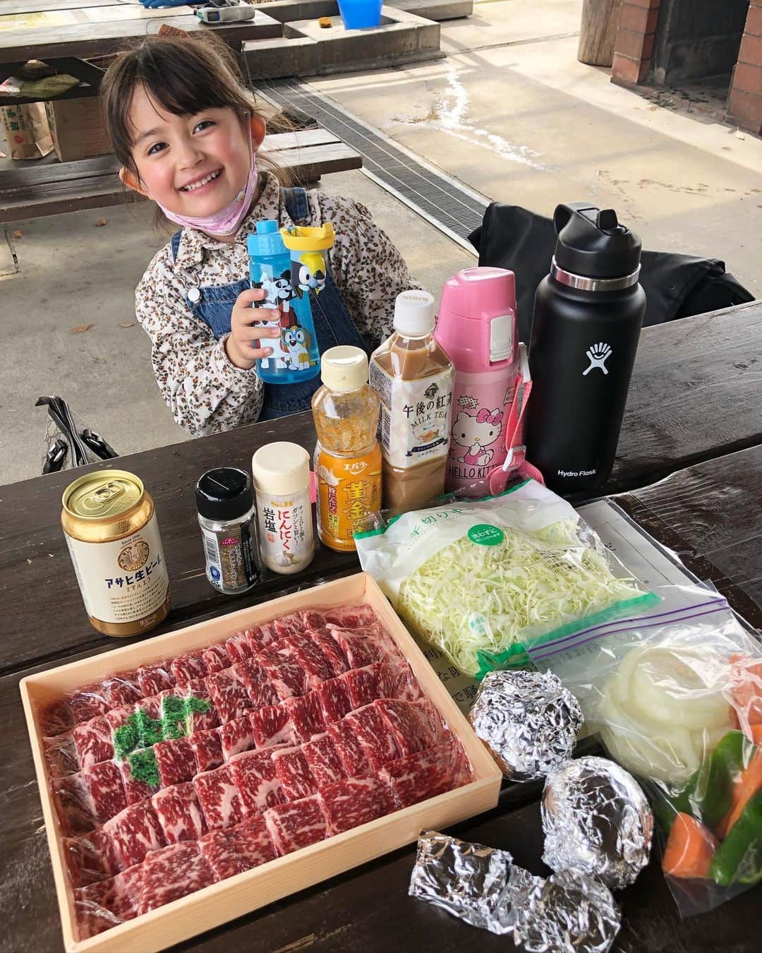 舟橋菜々さんのインスタグラム写真 - (舟橋菜々Instagram)「小牧市にある四季の森🍄🌳🌷🌞 子供の時以来だから…もう何年振りだろう💭 ソリスベリの丘やわんぱく冒険広場など、全然変わっていなくてとても懐かしい気持ちになりました💡  何回も行ったことがあるのにBBQが出来ると知らず、出発直前に予約して冷蔵庫にある物を大急ぎで詰めて出かけましたが、とても楽しめました🙌🏻✨ 食べ物やお皿、軍手など必要なものは各自持ち込みで、現地では網or鉄板、炭火を係の人が準備してくれます💡 網代＋場所代＋炭火代で2000円くらいだったかな？ あと、ゴミは全部持ち帰りましょう🚯  子供も大人も楽しめる小牧の穴場💯 のんびり過ごせた良い一日でした☺️🌸 #park#spring#nature#bbq#yummy#kid#daughter#family#happy#smile#love#小牧#四季の森#公園#バーベキュー#じゃがバター#春#育児#子育て」4月2日 21時59分 - wombatnana