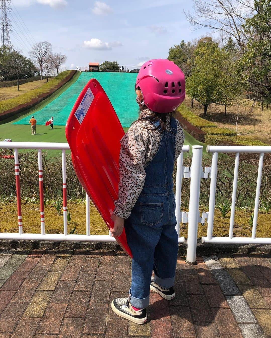 舟橋菜々さんのインスタグラム写真 - (舟橋菜々Instagram)「小牧市にある四季の森🍄🌳🌷🌞 子供の時以来だから…もう何年振りだろう💭 ソリスベリの丘やわんぱく冒険広場など、全然変わっていなくてとても懐かしい気持ちになりました💡  何回も行ったことがあるのにBBQが出来ると知らず、出発直前に予約して冷蔵庫にある物を大急ぎで詰めて出かけましたが、とても楽しめました🙌🏻✨ 食べ物やお皿、軍手など必要なものは各自持ち込みで、現地では網or鉄板、炭火を係の人が準備してくれます💡 網代＋場所代＋炭火代で2000円くらいだったかな？ あと、ゴミは全部持ち帰りましょう🚯  子供も大人も楽しめる小牧の穴場💯 のんびり過ごせた良い一日でした☺️🌸 #park#spring#nature#bbq#yummy#kid#daughter#family#happy#smile#love#小牧#四季の森#公園#バーベキュー#じゃがバター#春#育児#子育て」4月2日 21時59分 - wombatnana