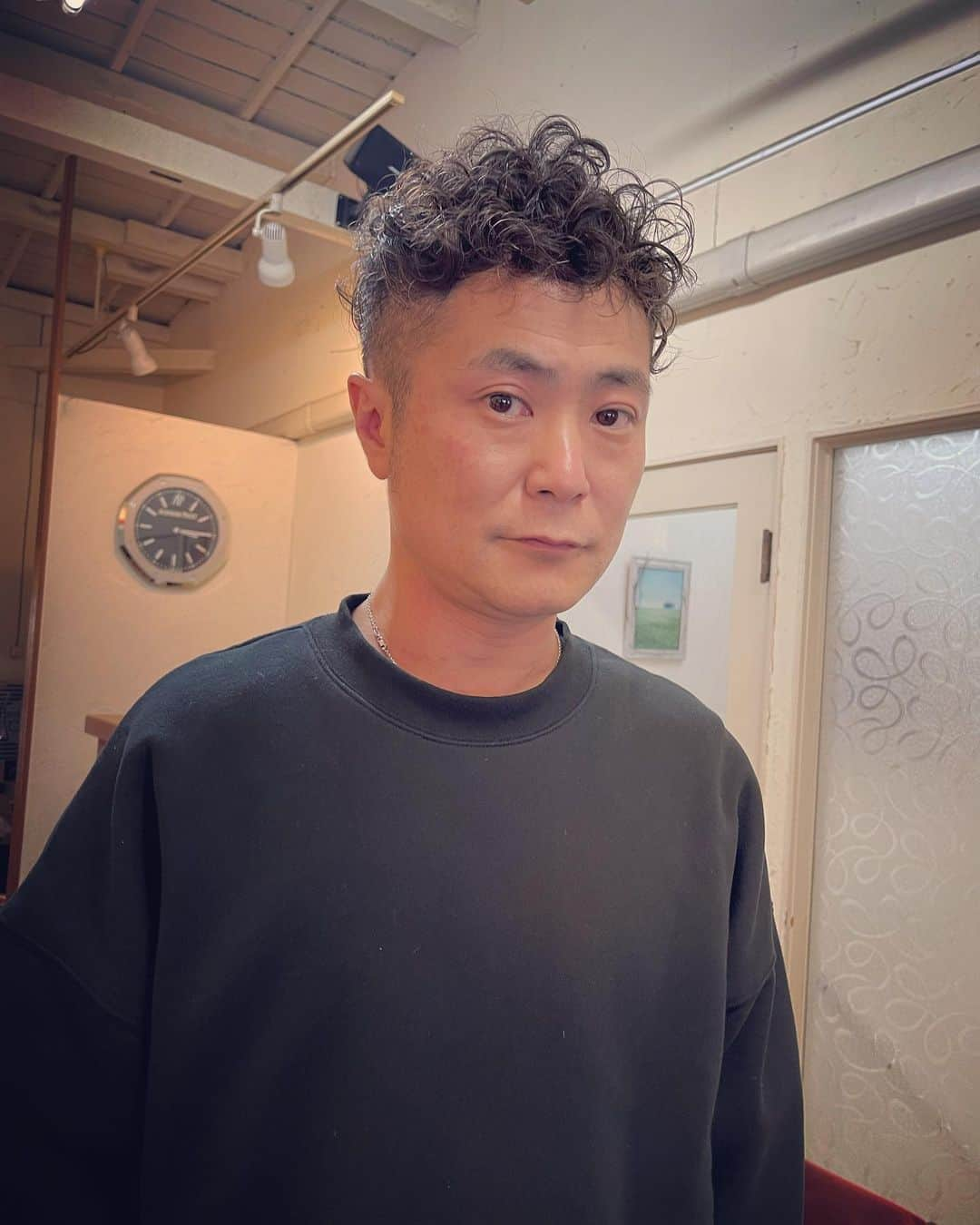 杉本知香さんのインスタグラム写真 - (杉本知香Instagram)「本日4月2日、51歳になりました😆🎂🎁 みなさん、あたたかいメッセージやプレゼント ありがとうございました❣️ 歳を重ねてさらに美容師としての仕事が楽しくて幸せです😊 まだまだ腕を磨きます✂️✨ 入江くんは毎年、誰よりも早く、日付変わったと同時のメッセージ、めちゃくちゃ嬉しいです‼️ 小杉さんからの、おめでとうヒーハーも嬉しかった🤣  #中目黒美容室  #ブラマヨ小杉#ブラックマヨネーズ#小杉竜一 #毛なっしー#モニタリング#ホンマでっかtv #アメトーーク#薄毛バレたくない芸人  #薄毛#ハゲ#バレバレ#砂鉄#扇子 #黒い炎#♨️#王冠#adidas#砂鉄動画#直鋏#直バサミ 痩せたら#TAKAHIRO#鏡餅 #カラテカ入江#入江慎也 #ピカピカ」4月2日 22時51分 - sugimotoc