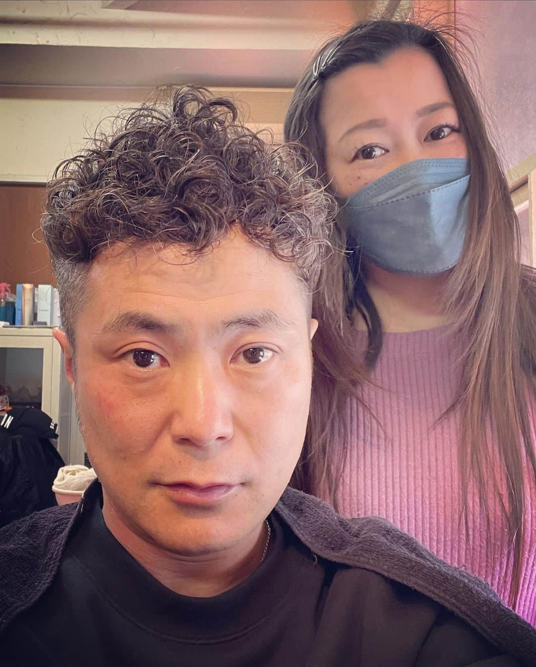 杉本知香さんのインスタグラム写真 - (杉本知香Instagram)「本日4月2日、51歳になりました😆🎂🎁 みなさん、あたたかいメッセージやプレゼント ありがとうございました❣️ 歳を重ねてさらに美容師としての仕事が楽しくて幸せです😊 まだまだ腕を磨きます✂️✨ 入江くんは毎年、誰よりも早く、日付変わったと同時のメッセージ、めちゃくちゃ嬉しいです‼️ 小杉さんからの、おめでとうヒーハーも嬉しかった🤣  #中目黒美容室  #ブラマヨ小杉#ブラックマヨネーズ#小杉竜一 #毛なっしー#モニタリング#ホンマでっかtv #アメトーーク#薄毛バレたくない芸人  #薄毛#ハゲ#バレバレ#砂鉄#扇子 #黒い炎#♨️#王冠#adidas#砂鉄動画#直鋏#直バサミ 痩せたら#TAKAHIRO#鏡餅 #カラテカ入江#入江慎也 #ピカピカ」4月2日 22時51分 - sugimotoc