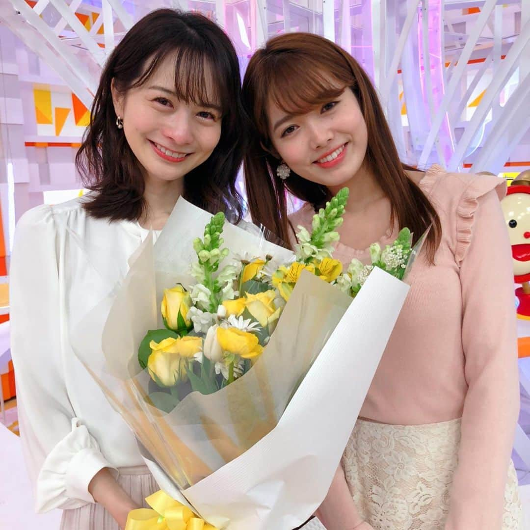 谷尻萌さんのインスタグラム写真 - (谷尻萌Instagram)「こんばんは✨💐  今日で佐野さん、侑里さん、久慈さんがめざましどようびを卒業されました🌸 大好きなみなさんのことを少し書かせて下さい🤲  お会いする度に、一笑いさせて下さる佐野さん！佐野さんが作りあげるほんわかしためざどの雰囲気が好きでした。沢山アドバイスもしていただき私自身、少しずつ成長できたかなと思います🤏🏻佐野さんとの掛け合い、楽しかったです🤣4月から更にお忙しいかと思うので健康に気をつけて佐野さんらしく頑張って下さい！ずっと応援しています📣 ポップUP！見ますね😉  そしていつも天使な侑里さん👼🏻侑里さんの原稿読みは、いつも優しさと思いやりがこもっていて、下読みしつつも聴いて癒されていました💓気にかけて下さったりアドバイスを下さったりと嬉しかったです😭一つ一つのお仕事を丁寧に大切にこなされている侑里さんを見て、私も頑張るぞ！と思っていました💪めざましくんの手作りクッキーも侑里さんのめざまし愛を感じました♡(4枚目🍪)  そして、、華やかでキュートすぎる久慈さん！ 最初お会いした時は、可愛いすぎて時が止まったように感じました♥️画面越しでも色とりどりのお花が毎週、見えていました🌸💐どんな時もまっすぐで一生懸命な姿が印象的でした😍“今週の久慈さん”も毎回面白かったです🤣靴下見つかって良かったです🧦これからのご活躍もお祈りしています🍀  土曜日の朝、素敵な皆さんとご一緒できて幸せでした。 本当にありがとうございました😭♥️  #めざましどようび」4月2日 23時06分 - tanijiri_moe