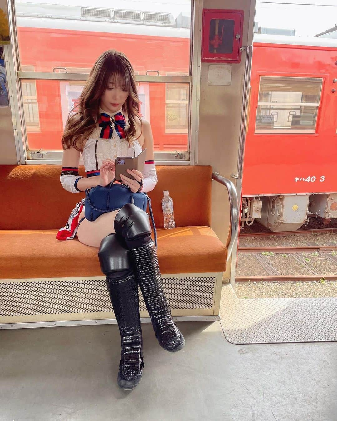 赤井沙希さんのインスタグラム写真 - (赤井沙希Instagram)「本日は #列車プロレス でした！ 三連戦無事に終わったよ！  最近、全員忙しいから心配してたけど、なんとか走り抜けられました！  だって、プロレスラーだからな😊💖  #ddtpro #prowrestling #prowrestler #小湊鐵道 #小湊鉄道 #列車プロレス」4月2日 23時25分 - saki__akai