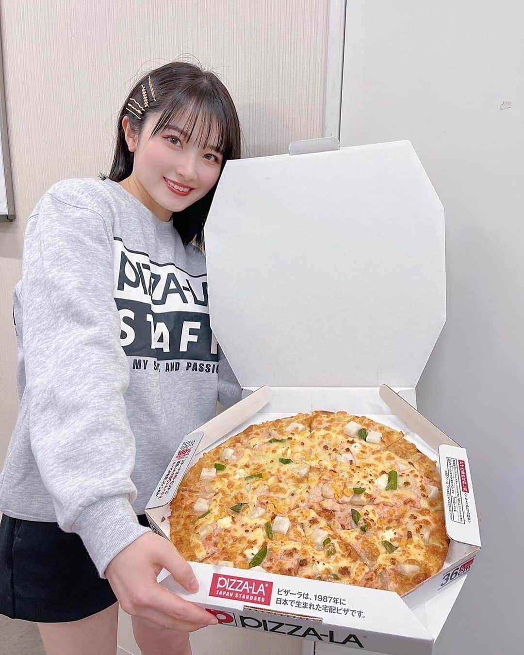 譜久村聖さんのインスタグラム写真 - (譜久村聖Instagram)「PIZZA-LAさんとHello!Projectのコラボピザ🍕  春のハローピザ'22を ちぃちゃんが届けてくれたよ〜🥤  美味しすぎて美味しすぎたぁぁ😭👏✨  #PIZZALA #春のハローピザ #森戸知沙希 #ちぃちゃんチョイスの具材サイコー #morningmusume22 #モーニング娘22 #譜久村聖」4月3日 0時07分 - mizuki_fukumura.official