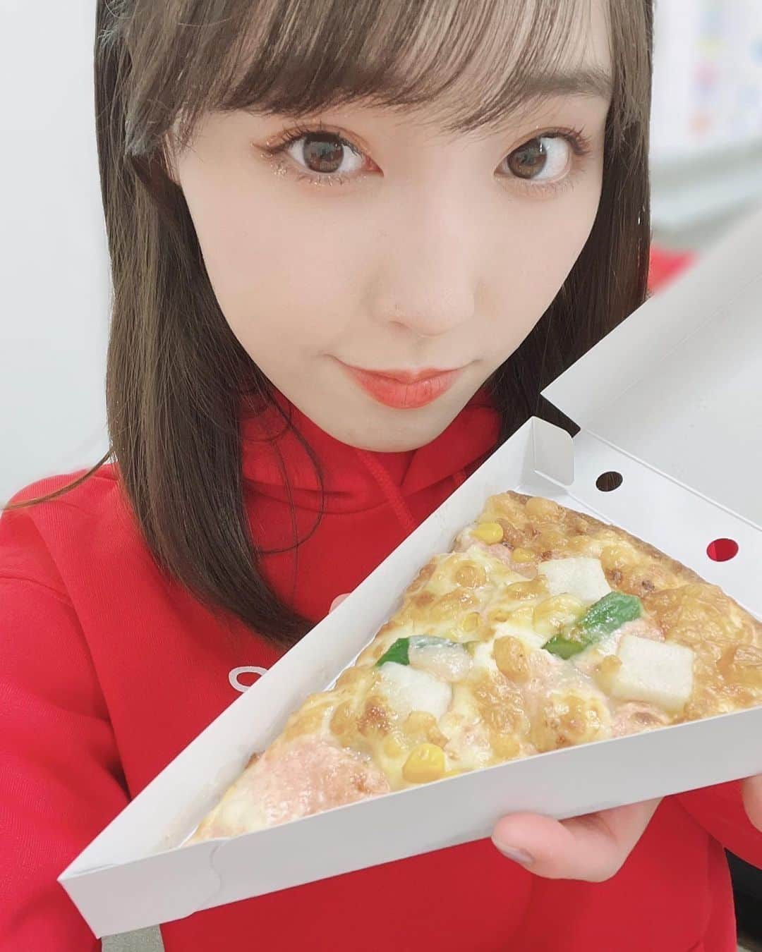 譜久村聖さんのインスタグラム写真 - (譜久村聖Instagram)「PIZZA-LAさんとHello!Projectのコラボピザ🍕  春のハローピザ'22を ちぃちゃんが届けてくれたよ〜🥤  美味しすぎて美味しすぎたぁぁ😭👏✨  #PIZZALA #春のハローピザ #森戸知沙希 #ちぃちゃんチョイスの具材サイコー #morningmusume22 #モーニング娘22 #譜久村聖」4月3日 0時07分 - mizuki_fukumura.official