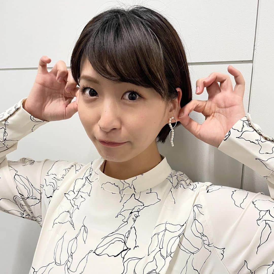 稲富菜穂さんのインスタグラム写真 - (稲富菜穂Instagram)「昨日のみんなでlive予想会🏇 有難うございました🙇‍♂️！！！！  大阪杯を岡安キャプテン、 実況される吉原アナ、そして安藤勝己さんと予想🏇👏  色んな予想があって面白い！ そこから馬券にまとめるのが大変でしたね🤣🤣  昨日は無料配信だったので、 いつもよりコメントも多く流れに流れて拾いきれずすみませんっ🙇‍♂️！  いつもあんな感じでゆるく皆さんと楽しんでるのでメンバーシップになられたら是非毎週楽しみましょう〜っ🥰👍  いやぁー、個人馬券もどう買おうかまだ悩んでる😵‍💫笑  皆さんにとっても素敵な大阪杯になりますように🏇❤︎  そして昨日の衣装は春らしいワンピース（ @angaime_official ）でめちゃくちゃ可愛かった...🥺！  スカートふわり〜したくなる清楚な感じでドンピシャです🥰🥰🥰  ピアス（ @soa.jp ）も左右違うデザインでどっちもめちゃくちゃ可愛いんだぁあぁ🤤💓  なんか大人ぁでもあるし、 かわいぃいでもある。（語彙力のなさ）  今回も幸せ衣装でした！ いつもありがたい🥺🥺🥺🌸  #カンテレ競馬 #YouTube #競馬 #大阪杯 #阪神競馬場  #衣装 #ワンピース #angaime #アクセサリー #ピアス #soa」4月3日 11時43分 - inatomi74