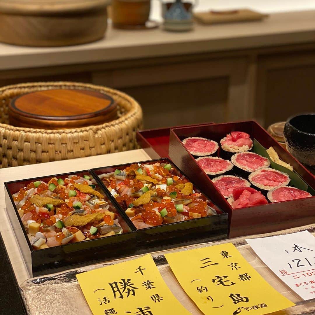 小泉里子さんのインスタグラム写真 - (小泉里子Instagram)「友達家族とご飯。 日本に帰ってきて、会いたい人に会える喜び♡ そして、最高にうまいご飯。 お寿司もたらふく ワインもたらふく お土産まで。  久々のキャッチアップで 幸せなひと時でしたわ。  Thank you  @ryokotanami.idea  @nojiriyoshitaka」4月3日 14時42分 - satokokoizum1
