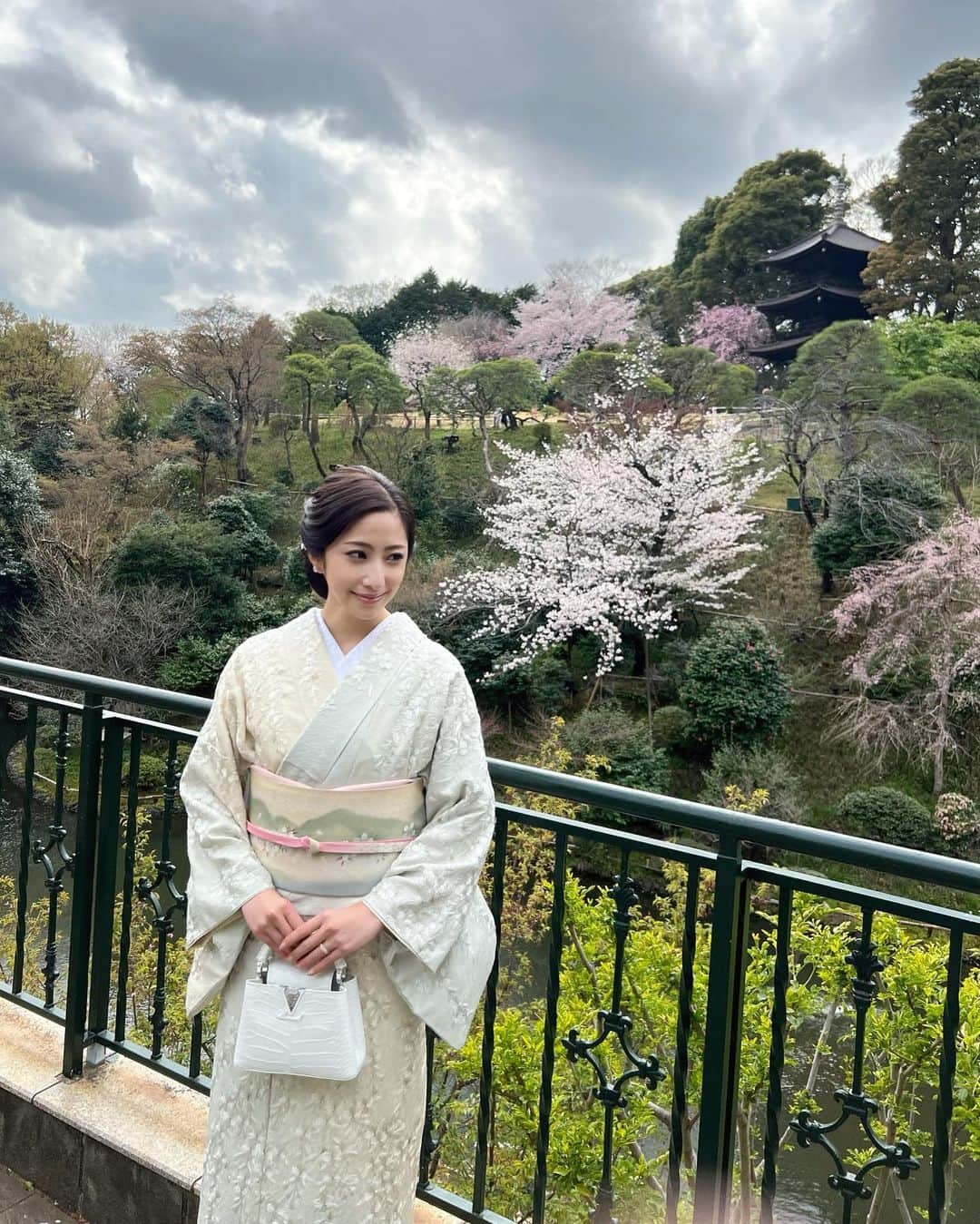 雨宮みずきさんのインスタグラム写真 - (雨宮みずきInstagram)「． 初めての椿山荘 庭園の桜がすごく綺麗だったよ〜🤗🌸  @a.asuchan が連れてきてくれました👭  この日に着ている着物は @kimonokouei8 さんのものです👘🌸 着物は、桜の総刺繍訪問着で 帯は、作家者の手描き友禅の袋帯です🌸📝  この２つの組み合わせが最強すぎて すれ違う方に、綺麗なお着物ですねって 色々な方に声をかけてもらいました🥺💓💓 毎日、着物を着ている方からも 褒めてもらえてすごく嬉しかった😆✨  この着物は桜の季節の間がおすすめ😊💕  ヘアセットもお店でやってくれます💇‍♀️✨  #着物興栄 #銀座着物興栄 #銀座着物レンタル」4月3日 14時58分 - ammymzk0926