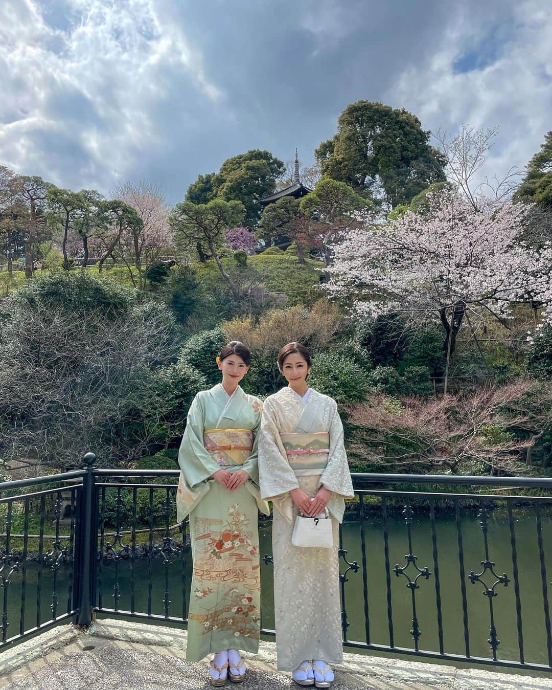 雨宮みずきさんのインスタグラム写真 - (雨宮みずきInstagram)「． 初めての椿山荘 庭園の桜がすごく綺麗だったよ〜🤗🌸  @a.asuchan が連れてきてくれました👭  この日に着ている着物は @kimonokouei8 さんのものです👘🌸 着物は、桜の総刺繍訪問着で 帯は、作家者の手描き友禅の袋帯です🌸📝  この２つの組み合わせが最強すぎて すれ違う方に、綺麗なお着物ですねって 色々な方に声をかけてもらいました🥺💓💓 毎日、着物を着ている方からも 褒めてもらえてすごく嬉しかった😆✨  この着物は桜の季節の間がおすすめ😊💕  ヘアセットもお店でやってくれます💇‍♀️✨  #着物興栄 #銀座着物興栄 #銀座着物レンタル」4月3日 14時58分 - ammymzk0926