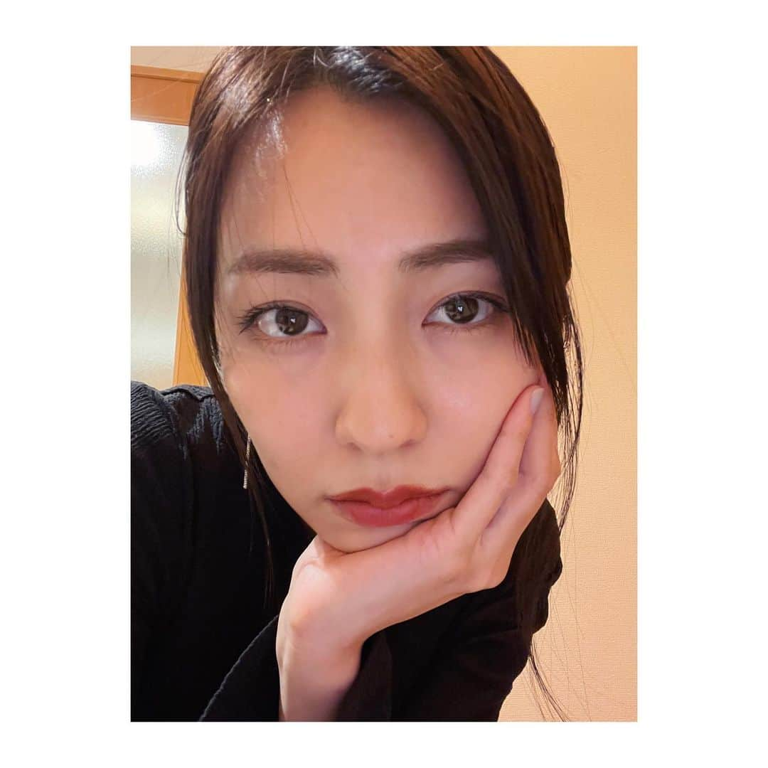 小島梨里杏さんのインスタグラム写真 - (小島梨里杏Instagram)「昨日はインスタライブありがとうね〜 久々楽しかったです🍜🍜  今度こそスキンケアとメイクね！ごめんねやろう！ね！あ、今日ちゃんとキックボクシング行きました。報告🐷」4月3日 15時10分 - r_riria