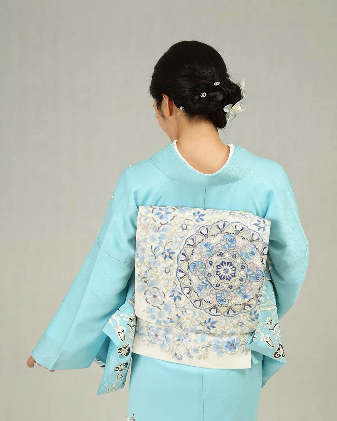 雨宮みずきさんのインスタグラム写真 - (雨宮みずきInstagram)「． @kimonokouei8 👘🌿  桜の総刺繍訪問着は 襟の左右の色が違くて 綺麗なグラデーションになってます🤍💚💙  去年の夏ごろに着させてもらった 撮影データももらえたので 一緒に載せておきますね！！！ (ハイライトにもまとめます)  水色の『紋紗』のスワロフスキー付き 訪問着は6月〜9月までの単衣と絽の時期に 4ヶ月間着られる珍しい『紋紗』(もんしゃ)という 夏物のお着物になります👘💙  レースのような地紋様からこだわって作られている makiさんオリジナルブランドの『ティアラ👑』 というタイトルの訪問着です✨ こちらはこれから先に着れるお着物です😊  生地も某有名ブランドのショールと同じ生地を 使用した最高ランクのシルクを使用していて 珍しい『紋紗』という生地の オリジナル訪問着のレンタルを 是非体感してみて下さい🤗👘💕  #着物興栄 #銀座着物興栄 #銀座着物 #銀座着物レンタル #東京着物レンタル #着物レンタル #訪問者 #着物ヘア #着物 #着物コーデ #着物デート #着物女子 #着物好き #着物コーディネート #椿山荘 #椿山荘アフタヌーンティー #椿山荘東京 #kimonostyle #kimono #kimonofashion #kimonodress」4月3日 15時44分 - ammymzk0926