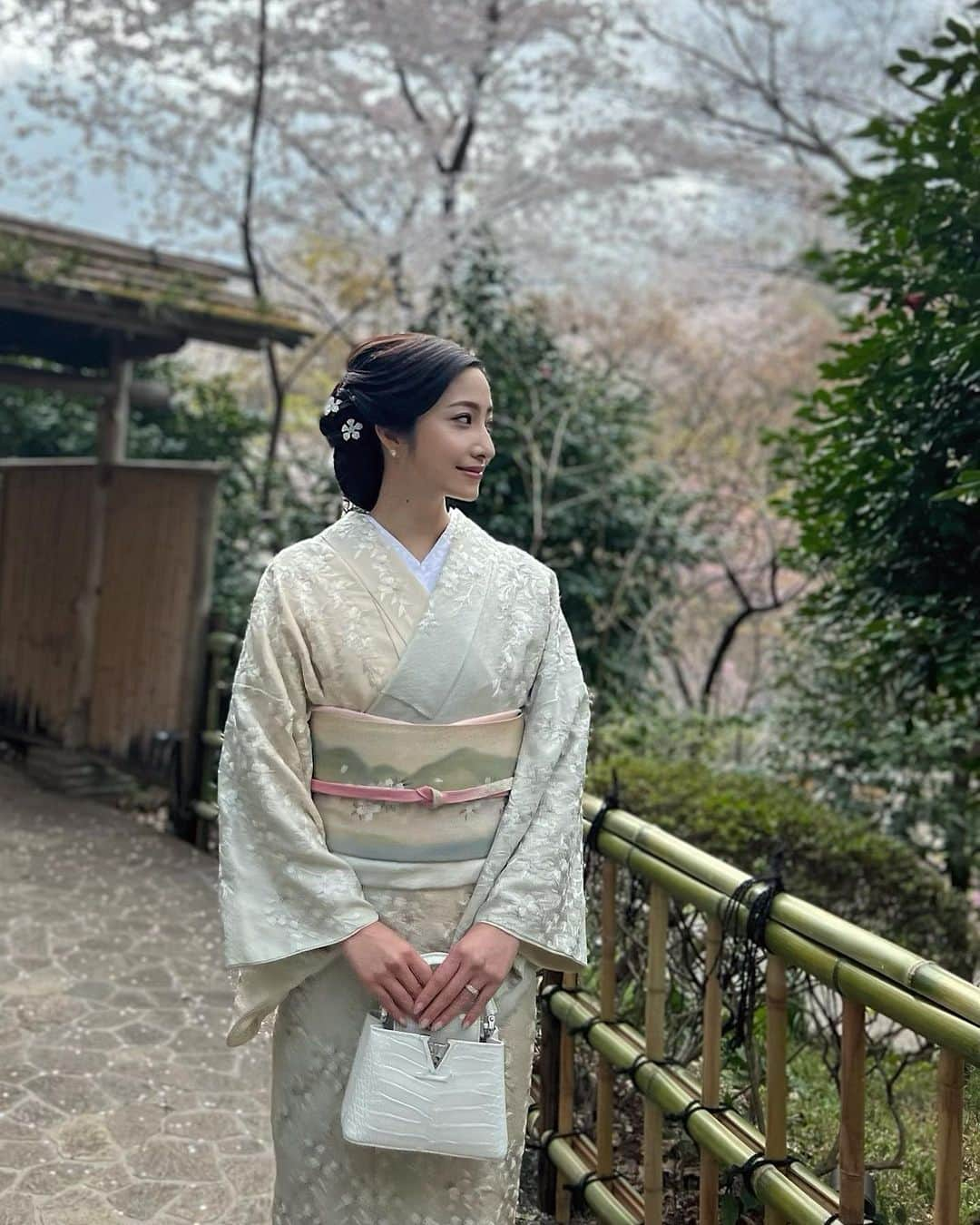 雨宮みずきさんのインスタグラム写真 - (雨宮みずきInstagram)「． @kimonokouei8 👘🌿  桜の総刺繍訪問着は 襟の左右の色が違くて 綺麗なグラデーションになってます🤍💚💙  去年の夏ごろに着させてもらった 撮影データももらえたので 一緒に載せておきますね！！！ (ハイライトにもまとめます)  水色の『紋紗』のスワロフスキー付き 訪問着は6月〜9月までの単衣と絽の時期に 4ヶ月間着られる珍しい『紋紗』(もんしゃ)という 夏物のお着物になります👘💙  レースのような地紋様からこだわって作られている makiさんオリジナルブランドの『ティアラ👑』 というタイトルの訪問着です✨ こちらはこれから先に着れるお着物です😊  生地も某有名ブランドのショールと同じ生地を 使用した最高ランクのシルクを使用していて 珍しい『紋紗』という生地の オリジナル訪問着のレンタルを 是非体感してみて下さい🤗👘💕  #着物興栄 #銀座着物興栄 #銀座着物 #銀座着物レンタル #東京着物レンタル #着物レンタル #訪問者 #着物ヘア #着物 #着物コーデ #着物デート #着物女子 #着物好き #着物コーディネート #椿山荘 #椿山荘アフタヌーンティー #椿山荘東京 #kimonostyle #kimono #kimonofashion #kimonodress」4月3日 15時44分 - ammymzk0926