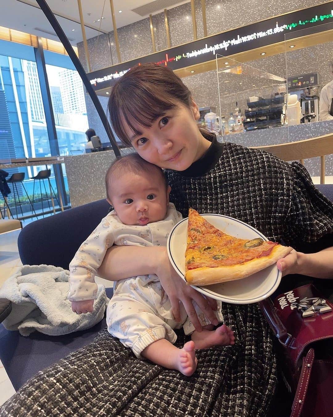 浜田翔子さんのインスタグラム写真 - (浜田翔子Instagram)「パパに突然の呼び出しですっぴんだけど かわいい服だけは着たくて着て行った日😹 この日バス🚍も初めてベビーカーで 乗りました🚍  #赤ちゃんのいる生活  #赤ちゃんとお出かけ  #🍕」4月3日 16時50分 - shoko_hamada