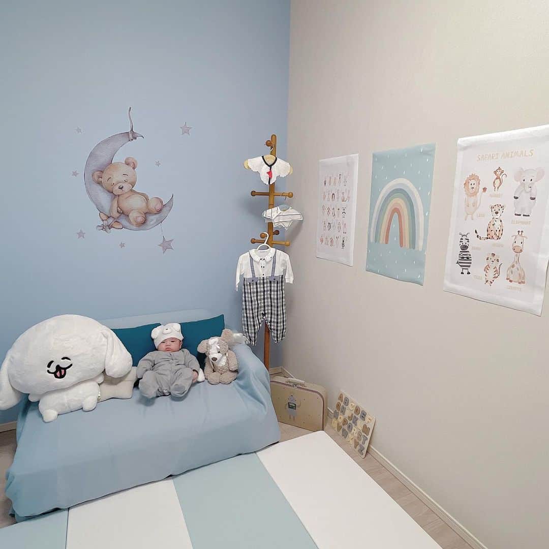 浜田翔子さんのインスタグラム写真 - (浜田翔子Instagram)「baby room♡  師匠のお部屋 @winkun1228   海外の画像沢山みてママ頑張った、、。妹に相談しながら 壁紙貼ったり沢山手伝ってくれました😍🌸☁️ 大変だったけど大満足🧸🎈 好きなブランドまみれ。  YouTubeでどんな感じに作ったかのせてます！  #ベビールーム #ベビールーム作り  #babyboy #babyroom」4月3日 16時52分 - shoko_hamada