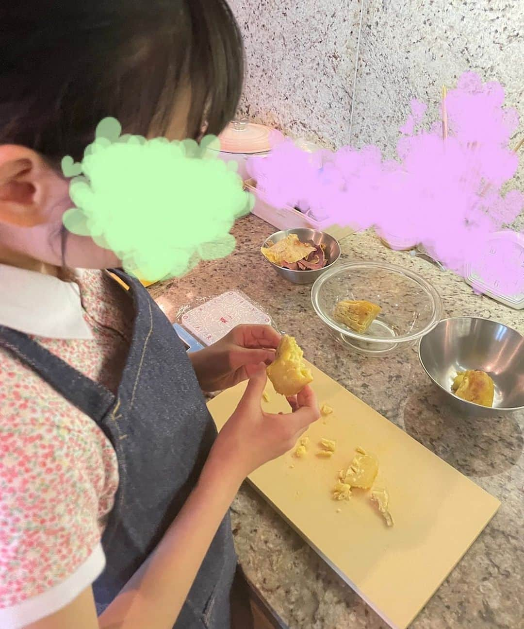 市川海老蔵 （11代目）さんのインスタグラム写真 - (市川海老蔵 （11代目）Instagram)「Cooking with sweet potatoes🍠✨  Wow! Seems like it’s amazingly delicious‼️ Good for you two-💕  * さつまいも🍠で お料理✨  おぉ！ 驚きの美味しさらしい‼️ よかったねー💕  #市川海老蔵 #海老蔵 #成田屋 #歌舞伎　 #成長記録 #子育てぐらむ #子供のいる暮らし #子どものいる暮らし #子育て日記 #children #childphotography #daughter #son #ABKAI #ABMORI #ebizoichikawa #ebizo #kabuki #thunderparty #ebizotv #theater #theaterarts #actor #japan #classic」4月3日 17時15分 - ebizoichikawa.ebizoichikawa