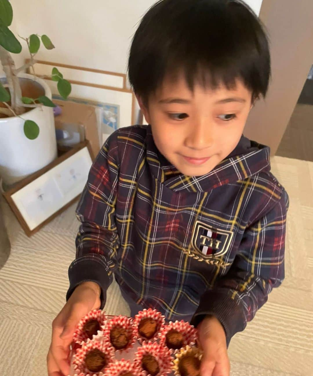 市川海老蔵 （11代目）さんのインスタグラム写真 - (市川海老蔵 （11代目）Instagram)「Cooking with sweet potatoes🍠✨  Wow! Seems like it’s amazingly delicious‼️ Good for you two-💕  * さつまいも🍠で お料理✨  おぉ！ 驚きの美味しさらしい‼️ よかったねー💕  #市川海老蔵 #海老蔵 #成田屋 #歌舞伎　 #成長記録 #子育てぐらむ #子供のいる暮らし #子どものいる暮らし #子育て日記 #children #childphotography #daughter #son #ABKAI #ABMORI #ebizoichikawa #ebizo #kabuki #thunderparty #ebizotv #theater #theaterarts #actor #japan #classic」4月3日 17時15分 - ebizoichikawa.ebizoichikawa