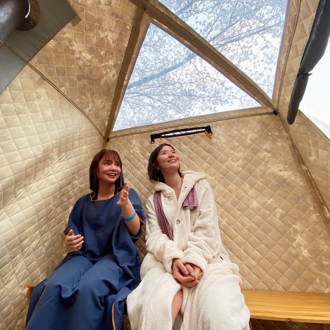 真奈さんのインスタグラム写真 - (真奈Instagram)「絶景エクストリームサウナ🌸  お花見サウナしてきました。 鮭さんのアウフグース受けられた〜🥹  人間ロウリュもヒーリングサウナも 整体も初めてのことだらけで楽しかった♡︎ʾʾ  ご飯も美味しくて幸せでした🐟  にこちゃんありがと♡︎ 帰りは玉川温泉にも寄れて 癒されました♨️  #絶景エクストリームサウナ #お花見サウナ　#桜でととのう #サウナ女子　#お花見 #chillout #アウフグース　#玉川温泉」4月3日 19時26分 - manatmnt0116