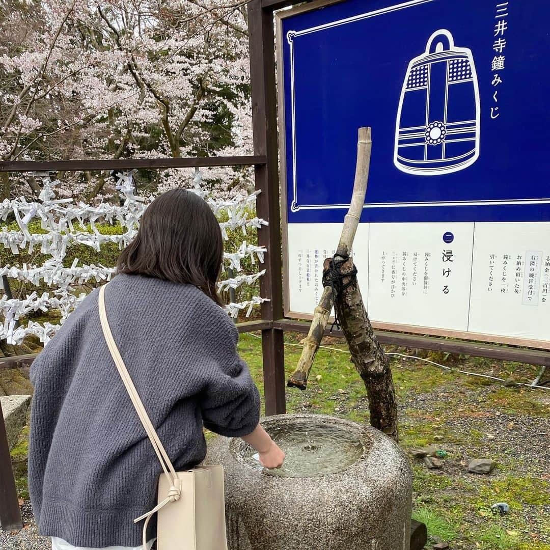 毎田暖乃さんのインスタグラム写真 - (毎田暖乃Instagram)「4月から５年生になりました🎒  家族で滋賀県の#三井寺 にお花見に行きました🌸 #おちょやん の撮影で何度か訪れた場所なので、とっても懐かしかったです✨ 三井寺のゆるキャラ#べんべん がほら貝を吹いてくれました👏  お昼ごはんは#開運そば であんかけきつねそばをいただきました🙏 おいしかったです😋 #鐘みくじ は吉でした🍀」4月3日 19時30分 - maida_nono_official