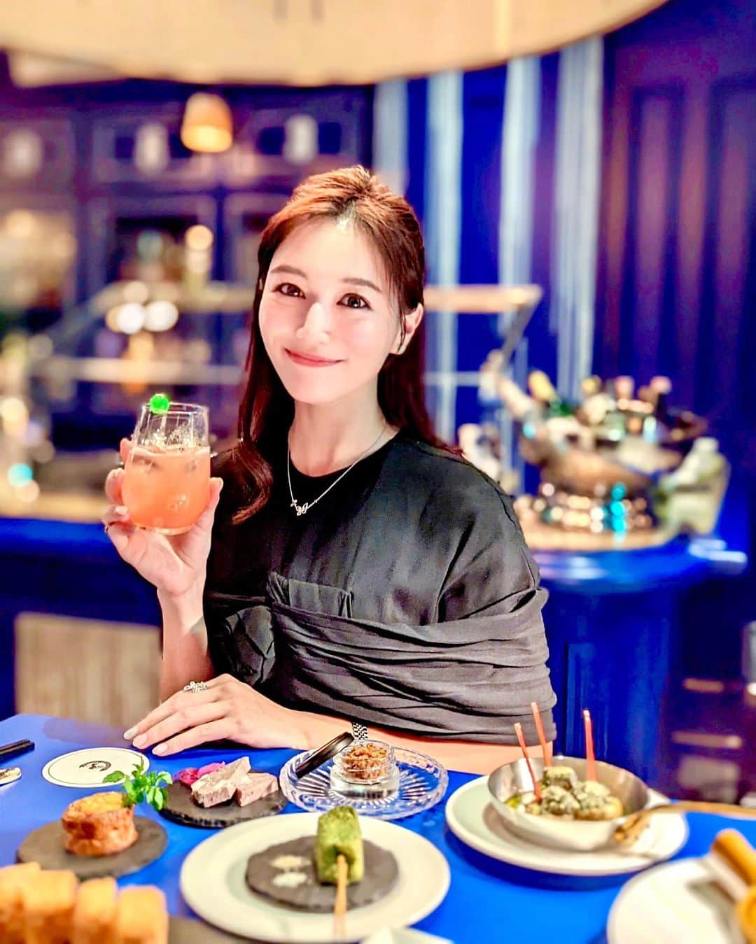石井里奈さんのインスタグラム写真 - (石井里奈Instagram)「こんばんは💕 今夜は里奈ログ@帝国ホテル✨ . あの森田恭通さんによりBlue barというコンセプトで改装された帝国ホテルのホテルバルにいってきたよ🍹 . 東京の料理長 杉本のフランス料理、石かわグループの日本料理など豪華な小皿料理がシームレスにいただけちゃうの❤️ . 実際フルコースで食べたら高いし、なかなか予約が取れないお店の味を比較的リーズナブルに色々楽しめちゃうのがすごすぎる❤️ . ミシュラン三つ星の石かわ、琥珀で研鑽を重ねた鷹見シェフの炭火で焼いた穴子や帝国ホテルの名物のエスカルゴ、サラダもなぜかすんごく美味しいし全部レベルが高い！！ そして比較的リーズナブルで女子会でもデートでもぴったり！ お酒もさすが帝国ホテル！と言ったラインナップ🍷どれも美味しかったです！ロッシーニ風串カツも最高だし、和出汁のXO醬は1人一個でビール推奨🍺 〆の連カレーは絶対食べてね！ . また行きたいお気に入りのお店が増えました❤️ . dress... @prada  . @imperialhotel_jp_official  #帝国ホテル #帝国ホテル東京 #imperialhotel #imperialhoteltokyo #ホテルバル #ミシュラン #ミシュラン三つ星 #神楽坂石かわ #石かわ #カレー #カレーライス #連カレー #ファーストクラス #ビジネスクラス #琥珀 #和食 #japanesefood #森田恭通 #bar #日本食 #バー #おしゃれ #東京ホテル #ホテルディナー #ホテルバー #pradadress #prada #プラダ #firstclass #businessclass」4月3日 19時43分 - ri7tin1025