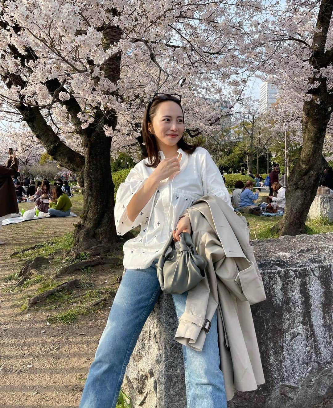 左近鈴乃さんのインスタグラム写真 - (左近鈴乃Instagram)「. 桜とてりたま🍔🌸  桜見に行きたくない？🥺 って誘って急遽行けた〜嬉しい！♡  こんなにも沢山の人を幸せな気持ちに出来る 桜ってすごいな〜〜☺️🌸  #お花見 #大阪城公園 #てりたま」4月3日 20時47分 - suzuno_sakon