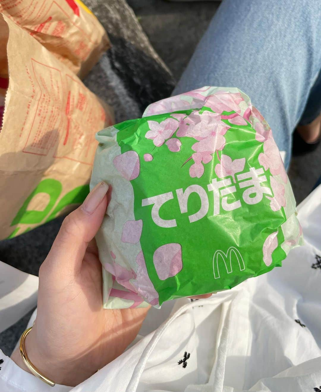 左近鈴乃さんのインスタグラム写真 - (左近鈴乃Instagram)「. 桜とてりたま🍔🌸  桜見に行きたくない？🥺 って誘って急遽行けた〜嬉しい！♡  こんなにも沢山の人を幸せな気持ちに出来る 桜ってすごいな〜〜☺️🌸  #お花見 #大阪城公園 #てりたま」4月3日 20時47分 - suzuno_sakon