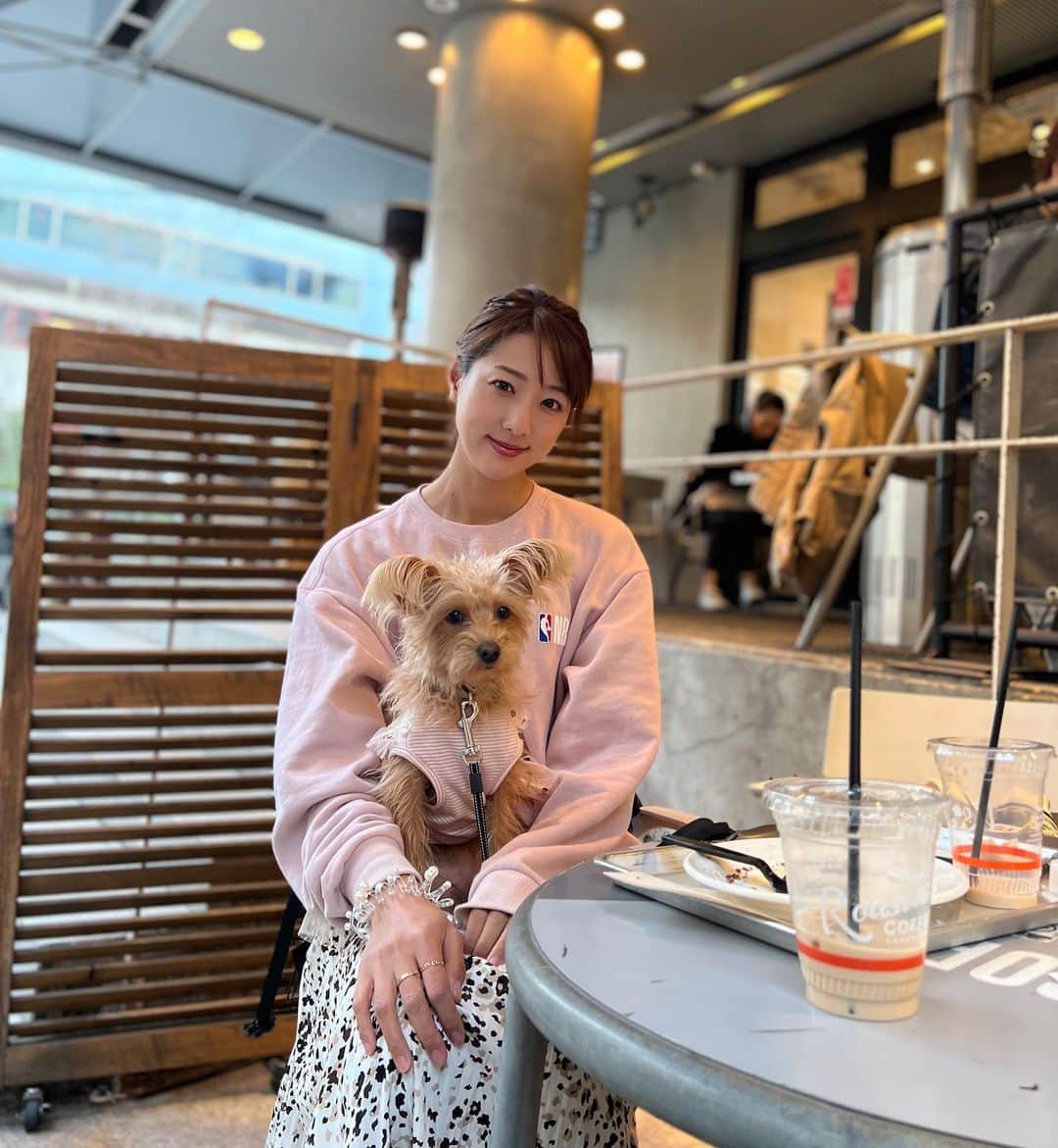 佐々木もよこさんのインスタグラム写真 - (佐々木もよこInstagram)「ポッケはわたしの体の一部です☺️🐶💖  猫っ毛とか首長いとか口ちっちゃいとか似てるところがありすぎてやっぱり考えてもポッケはわたしの一部だわ🤔  ポッケにそれでいいか聞いてみよう…  今日から夜カメパにお引越し🦎📻✨ スナックもよこも帰ってきました！ 中山美穂さんの「ただ泣きたくなるの」熱唱しました🥹🎤  ４月は新番組が始まったり新しい刺激もたくさんあるので、カメレオンパーティーもいろいろ取り入れてパワーアップしてお届けしたいです🥰❤️  藤井風さんのオールナイトニッポンがよかったすぎて🥹学ぶこともあって最高じゃった…🥹💖📻すき…  #ポメプー#ポメプーミックス #ポメプー女の子 #渋谷犬連れ #原宿犬カフェ#ラジオパーソナリティー #ラジオ#カメパ#nack5#dogstagram #pomepoo#roastedcoffeelaboratory」4月3日 20時59分 - moyoko_atom