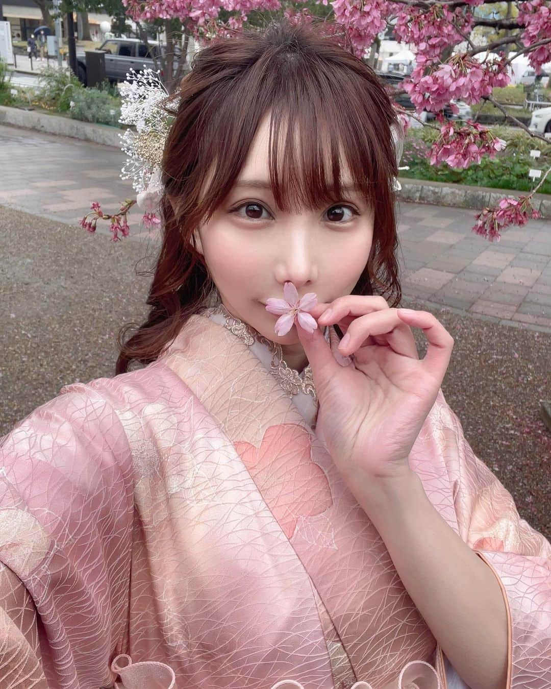 花咲来夢さんのインスタグラム写真 - (花咲来夢Instagram)「桜まだ咲いてた〜🌸 in浅草🏮  めっちゃ綺麗だった(*´ω`*)✨ 桜の花が落ちてたから、ひろったよ。🐾  2枚目は、自撮り風景😆   #桜  #桜ポトレ  #GPS撮影会」4月3日 21時19分 - raimu_charlotte