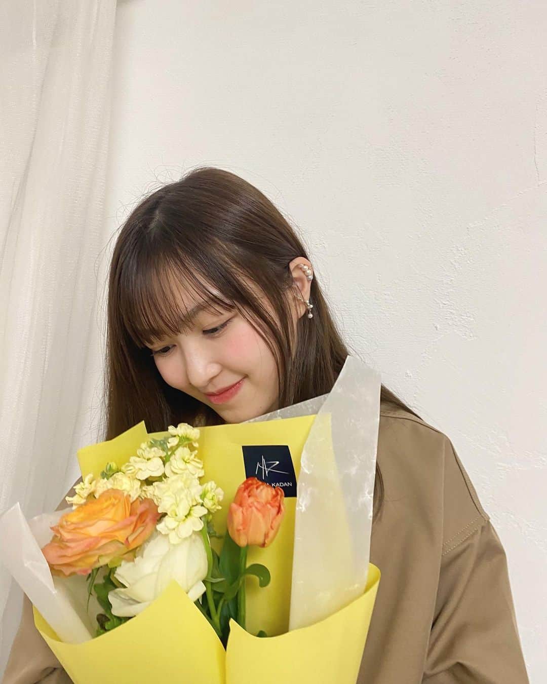 野崎奈菜さんのインスタグラム写真 - (野崎奈菜Instagram)「⁡ 花束とプレゼント誰から貰ったでしょうか？ 答え合わせはまた今度🌙♡ ⁡ 素敵すぎる卒業のお祝いです はぁ愛されて幸せ者です、、」4月3日 21時44分 - lunelapin_na7