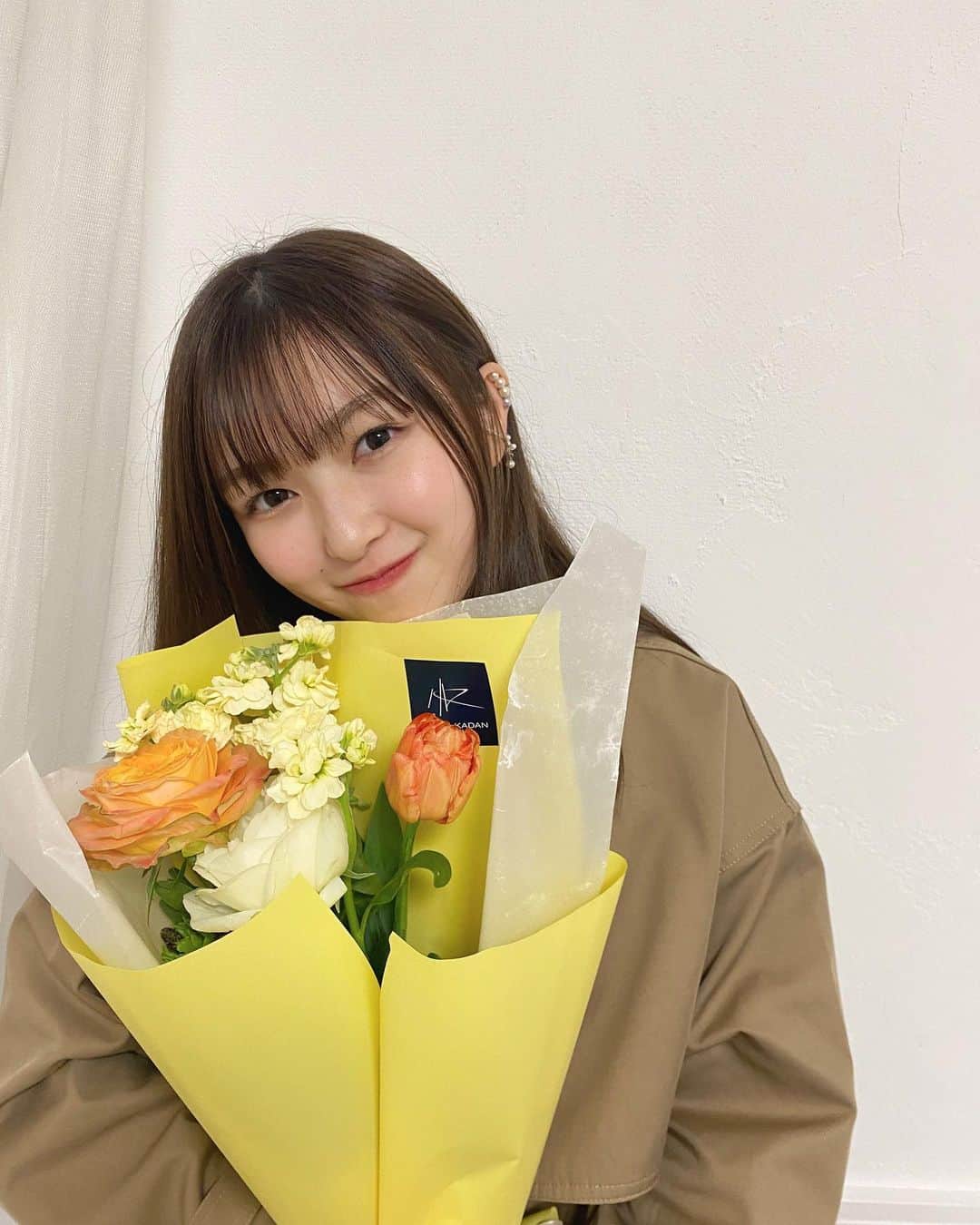野崎奈菜さんのインスタグラム写真 - (野崎奈菜Instagram)「⁡ 花束とプレゼント誰から貰ったでしょうか？ 答え合わせはまた今度🌙♡ ⁡ 素敵すぎる卒業のお祝いです はぁ愛されて幸せ者です、、」4月3日 21時44分 - lunelapin_na7
