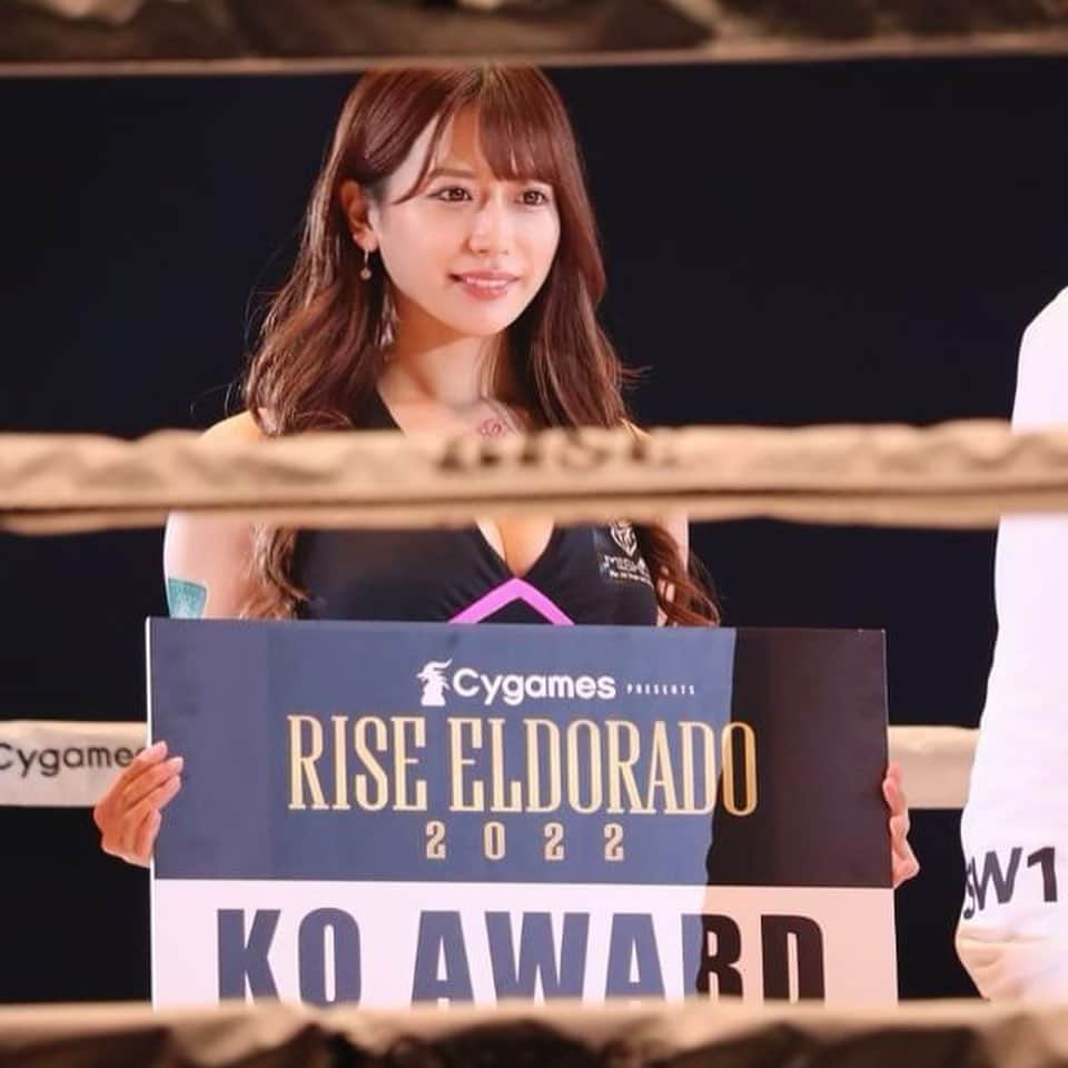 桜りんさんのインスタグラム写真 - (桜りんInstagram)「❥  . . #RISE_ELDRD 🔥  . . なんと、ラウンドガールに伊藤代表とスポンサー様からサプライズケーキが、、、🎂 . . . コーン茶ハイで少し顔が赤くなってますが幸せな写真です☺️ . . . めちゃめちゃ嬉しかったです❥  昨日は沢山泣きすぎて目パンパンでした、笑  . . 素敵な団体に出会えてとても幸せです💓 . . . #RISE」4月3日 23時35分 - rin__sakura