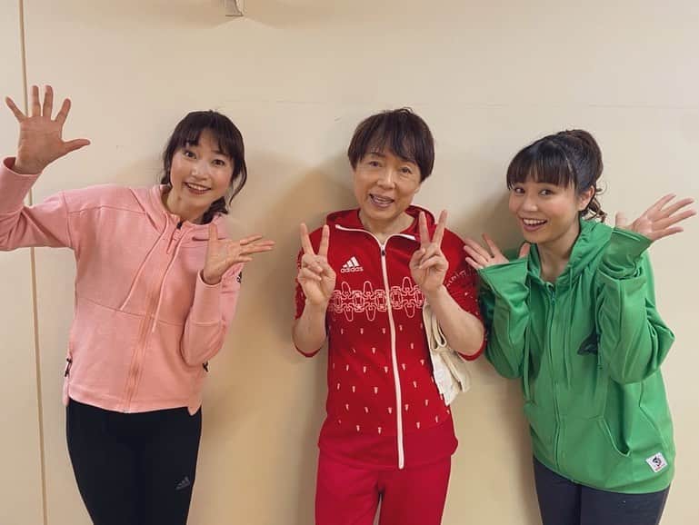 上原りささんのインスタグラム写真 - (上原りさInstagram)「なかなか自分に余裕がなくてインスタの方にアップするのが遅くなりました😌 3月の思い出を書かせて頂きますね。 長いです💦ご了承ください🙇‍♀️💦 。 まず！ガラピコぷ〜がやってきた狭山公演✨ まだコロナの影響もあり当日を迎えるまで祈る思いでおりました😌 無事に公演が出来て本当に良かった💖 けんたろうお兄さん、はるかお姉さん、チョロミー、ムームー、ガラピコと魔法のベルさんにみんなのネガイゴトを叶えて貰って素敵な体験をいっぱいして、私は久しぶりのおまめ戦隊にも変身出来て💜ものすごく楽しかったです✨ それを観に来てくださった皆様と共有できたのが何より嬉しかったのです。 。 けんたろうさんとは60周年のコンサートぶりにご一緒させて頂けるのが嬉しく、リハーサルからワクワクしていました😊 はるか先輩とは大学の時ぶりにご一緒させて頂けて🥲嬉しいご縁だなぁと感じておりました。楽屋で大学時代の思い出話もしながら懐かしい！とお話しできたのが幸せでした☺️ 。 ガラピコぷ〜のみんなは私が現役の時から一緒に走っていた仲間で、そのみんなが卒業を迎えるこのタイミングでまた一緒に舞台に立たせて貰えることが嬉しくて嬉しくて😭一回一回幸せを感じながら大切に過ごさせて貰いました😌✨ 。 。 そしてまゆお姉さんの代役を務めさせて頂いた、堺公演・岡山公演・多治見公演😌 はい。私大変緊張しておりました😅 皆様の足を引っ張ってしまわないよう、全集中・アドレナリン全開状態でした笑 そんなガチガチの私をおさむお兄さん、りょうこお姉さんは優しく受け止めてくださり、大丈夫だよと言ってくださいました😭 お2人がいてくださったからこそ最後まで務めさせて頂く事が出来ました✨ チョロミー、ムームー、ガラピコとも早い再会が出来て楽しい時間を過ごす事が出来ました✨ 中野公演ではまゆお姉さんがご復活され☺️とても素敵な公演になったとお聞きして幸せな気持ちになりました💖 LINEでご連絡くださったまゆ姉✨ありがとうございました😭 支えになりました✨ 。 そしてスタッフの皆さん！ いつも支えてくださりありがとうございます！ ご来場頂いた皆様、温かく迎えてくださりありがとうございました😭 。 3枚目→あ！りょうこさんが載せていらっしゃったガラピコぷ〜のバスボム🛁 私も頂きまして😌お風呂に入れたら チョロミー🐰❤️がきてくれました😆ちょこん💖 。 4枚目→これはムームー🐺💙から届いた自撮りお写真✨ムーちゃま可愛すぎ🥰完璧やん💖 。 5枚目→私が書いたガラピコちゃん🤖💛 丸が上手く書けない私のせいでちとおタラコさんになっちゃった😓 でも愛は深いの😘💖 。 そんなこんなでとても濃密な3月を過ごさせて頂きました✨ 長文失礼致しました。 ここまで読んでくださりありがとうございます😌 。 #ガラピコぷーがやってきた  #速水けんたろうお兄さん @hayami_kentaro  #山下はるかお姉さん @haruka_yamashita223  #坂田おさむお兄さん  #つのだりょうこお姉さん @tsunoda_ryoko  #ガラピコぷー  #チョロミー #ムームー #ガラピコ」4月4日 9時59分 - uehara_risa_official