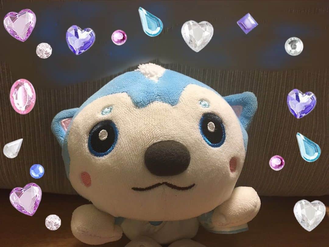 上原りささんのインスタグラム写真 - (上原りさInstagram)「なかなか自分に余裕がなくてインスタの方にアップするのが遅くなりました😌 3月の思い出を書かせて頂きますね。 長いです💦ご了承ください🙇‍♀️💦 。 まず！ガラピコぷ〜がやってきた狭山公演✨ まだコロナの影響もあり当日を迎えるまで祈る思いでおりました😌 無事に公演が出来て本当に良かった💖 けんたろうお兄さん、はるかお姉さん、チョロミー、ムームー、ガラピコと魔法のベルさんにみんなのネガイゴトを叶えて貰って素敵な体験をいっぱいして、私は久しぶりのおまめ戦隊にも変身出来て💜ものすごく楽しかったです✨ それを観に来てくださった皆様と共有できたのが何より嬉しかったのです。 。 けんたろうさんとは60周年のコンサートぶりにご一緒させて頂けるのが嬉しく、リハーサルからワクワクしていました😊 はるか先輩とは大学の時ぶりにご一緒させて頂けて🥲嬉しいご縁だなぁと感じておりました。楽屋で大学時代の思い出話もしながら懐かしい！とお話しできたのが幸せでした☺️ 。 ガラピコぷ〜のみんなは私が現役の時から一緒に走っていた仲間で、そのみんなが卒業を迎えるこのタイミングでまた一緒に舞台に立たせて貰えることが嬉しくて嬉しくて😭一回一回幸せを感じながら大切に過ごさせて貰いました😌✨ 。 。 そしてまゆお姉さんの代役を務めさせて頂いた、堺公演・岡山公演・多治見公演😌 はい。私大変緊張しておりました😅 皆様の足を引っ張ってしまわないよう、全集中・アドレナリン全開状態でした笑 そんなガチガチの私をおさむお兄さん、りょうこお姉さんは優しく受け止めてくださり、大丈夫だよと言ってくださいました😭 お2人がいてくださったからこそ最後まで務めさせて頂く事が出来ました✨ チョロミー、ムームー、ガラピコとも早い再会が出来て楽しい時間を過ごす事が出来ました✨ 中野公演ではまゆお姉さんがご復活され☺️とても素敵な公演になったとお聞きして幸せな気持ちになりました💖 LINEでご連絡くださったまゆ姉✨ありがとうございました😭 支えになりました✨ 。 そしてスタッフの皆さん！ いつも支えてくださりありがとうございます！ ご来場頂いた皆様、温かく迎えてくださりありがとうございました😭 。 3枚目→あ！りょうこさんが載せていらっしゃったガラピコぷ〜のバスボム🛁 私も頂きまして😌お風呂に入れたら チョロミー🐰❤️がきてくれました😆ちょこん💖 。 4枚目→これはムームー🐺💙から届いた自撮りお写真✨ムーちゃま可愛すぎ🥰完璧やん💖 。 5枚目→私が書いたガラピコちゃん🤖💛 丸が上手く書けない私のせいでちとおタラコさんになっちゃった😓 でも愛は深いの😘💖 。 そんなこんなでとても濃密な3月を過ごさせて頂きました✨ 長文失礼致しました。 ここまで読んでくださりありがとうございます😌 。 #ガラピコぷーがやってきた  #速水けんたろうお兄さん @hayami_kentaro  #山下はるかお姉さん @haruka_yamashita223  #坂田おさむお兄さん  #つのだりょうこお姉さん @tsunoda_ryoko  #ガラピコぷー  #チョロミー #ムームー #ガラピコ」4月4日 9時59分 - uehara_risa_official