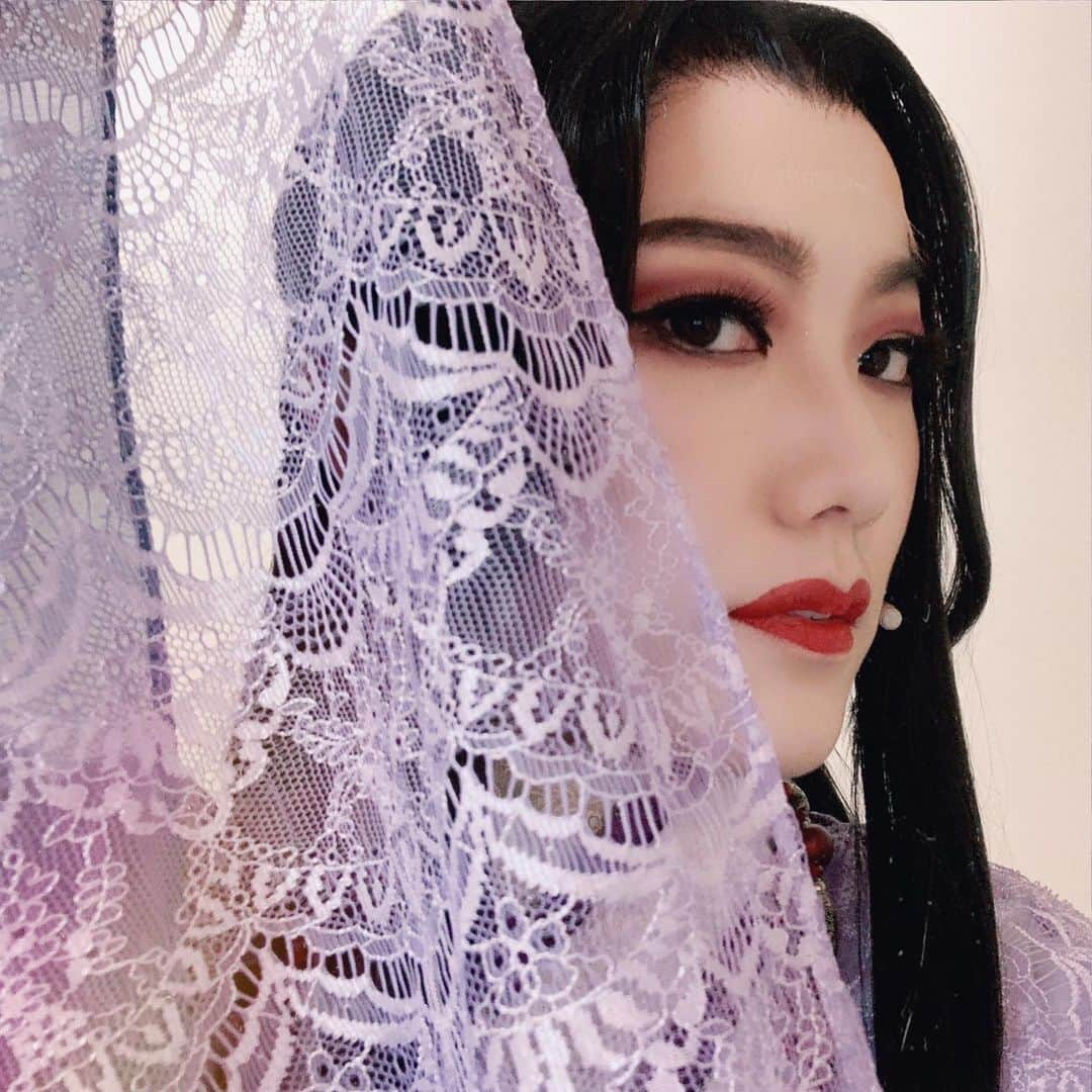 七海ひろきさんのインスタグラム写真 - (七海ひろきInstagram)「☆ 舞台『刀剣乱舞』綺伝 いくさ世の徒花 東京明治座公演が無事に終わりました！！ . 科白劇を経ての綺伝^ - ^ お稽古から本番まで怒涛の日々でしたが、1回1回の舞台がとても充実していました。 ラストの拍手とスタンディングは、こちらから見ていて毎回感動でした🥲応援ほんとにありがとうございます！！ . しかーーし、まだまだ公演は、続きますので、福岡、大阪公演も細川ガラシャとしてあの世界を生き抜きたいと思います。 . ところで、、、刀剣乱舞-ONLINE-、うちの本丸もほんとに大変なことになっていて、私は、心と頭が追いついていけていないです。まるで夢か幻だったんじゃないかと思う時間が流れました！！ドキドキしたぁ！！ . 福岡公演までは、少し時間があくので、また新たな気持ちで頑張ります。まだまだ応援よろしくお願いします！！ . #舞台 #刀剣乱舞 #綺伝 #いくさ世の徒花  #刀ステ #細川ガラシャ #明治座 #感謝をこめて」4月4日 12時10分 - hirokinanami773