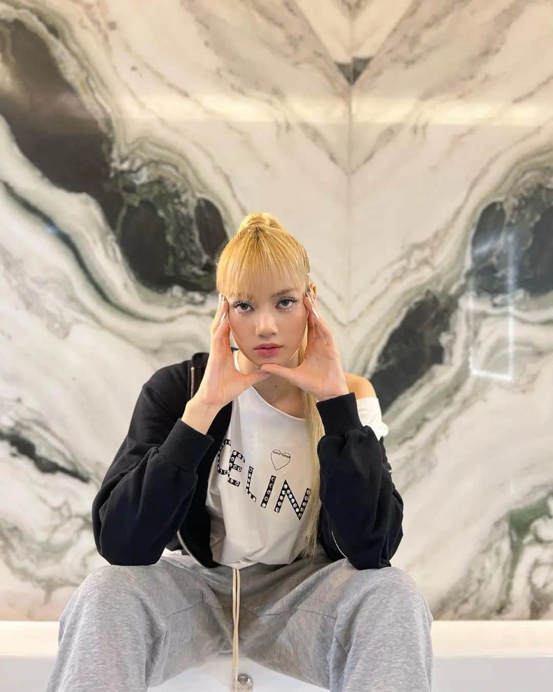 リサさんのインスタグラム写真 - (リサInstagram)「The coolest 😎 . . . #LISA #LALISA #리사 #블랙핑크 #BLACKPINK #LALISAMANOBAN #LALISAMANOBAL #blackpinklisa #lisablackpink」4月4日 12時26分 - lisa.blackpink