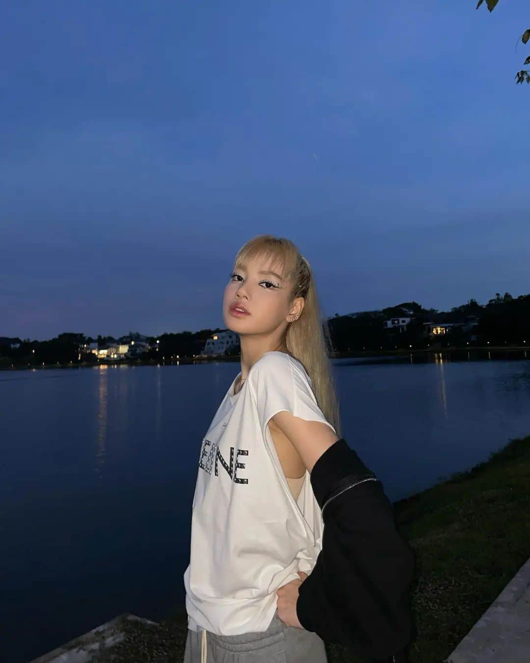 リサさんのインスタグラム写真 - (リサInstagram)「The coolest 😎 . . . #LISA #LALISA #리사 #블랙핑크 #BLACKPINK #LALISAMANOBAN #LALISAMANOBAL #blackpinklisa #lisablackpink」4月4日 12時26分 - lisa.blackpink