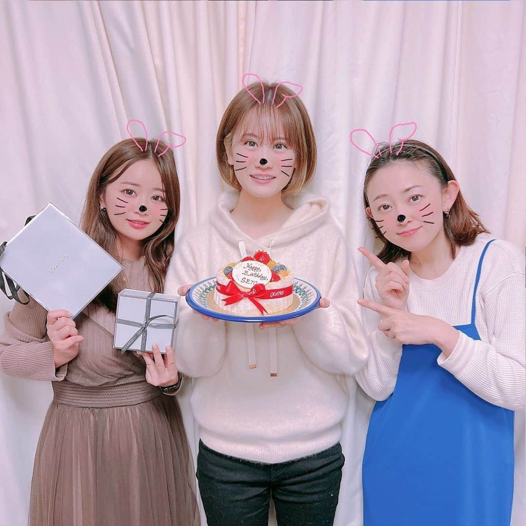 井口裕香さんのインスタグラム写真 - (井口裕香Instagram)「🎉🎂🌸 瀬戸ちゃんお誕生日おめでとう🎊  美佳子さんのお家で瀬戸ちゃんのお誕生日会🎂 ２９歳！ 二十代ラストイヤー、素敵な１年になりますように🌟 しかしまあ、瀬戸ちゃんてばまだ二十代、すごやなあ！！ 可能性の塊！魅力の塊ちゃん！！！すきすきす〜₍ᵔ·͈༝·͈ᵔ₎❣️  雨で残念ながらお花見はできなかったけど、 出来立て手作りあったかごはんに心もお腹も 満たされてほっこりした幸せな１日でした☺️🌸 （この日のわたしはおにぎり担当） （おにぎり屋さんのものを調達して参加🍙） （メンバーに山下清さん居るのかや？という量のおにぎり購入） （お料理担当ではなく食べる担当、買い物センスもあまり無い模様） （買いすぎ）（あほすぎ）（かわいいね）（かわいいね？）（真顔）  やっぱり大好きな人たちと食べるごはんは、世界一美味しい！  デリシャスマイル〜😚💛なのですっっっ！  #関東高橋会 #瀬戸麻沙美 ちゃん #高橋美佳子 さん #美佳子さんからリーヤのラバーマグネットもらっちゃっちゃ〜❣️ #赤ずきんチャチャ #リーヤ #🐺 #リーヤかわいい #なんかサスケみたい」4月4日 12時54分 - ooo31_iguchiyuka_31ooo