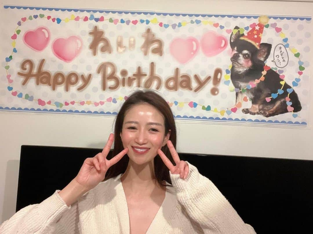 児玉菜々子さんのインスタグラム写真 - (児玉菜々子Instagram)「4月3日、お誕生日迎えました🎂🎉🥰  今年も当日は家族と🐶🐾 毎年恒例のお誕生日会してもらいました💕 家族だけのホームパーティなので 全員すっぴんやった😂笑  後ろのバースデー垂れ幕が可愛すぎる🥰 もちろん妹の萌子 @moecoinsta_gram の手作り😳✨  沢山のお祝いメッセージ本当にありがとうございます🥺✨ 家族や友達、仕事関係の方々、ファンの皆さんへの感謝の気持ちを忘れず、幸せな一年にしたいと思います。  今年も皆様、児玉菜々子を どうぞよろしくお願い致します☺️🌸  2022.4.3  #お誕生日#お誕生日おめでとう  #生誕祭#誕生日会#幸せ #家族#ホームパーティー  #4月#4月生まれ  #instagram  #instagood  #instalike  #instalove  #followme」4月4日 13時34分 - nanaco.conana