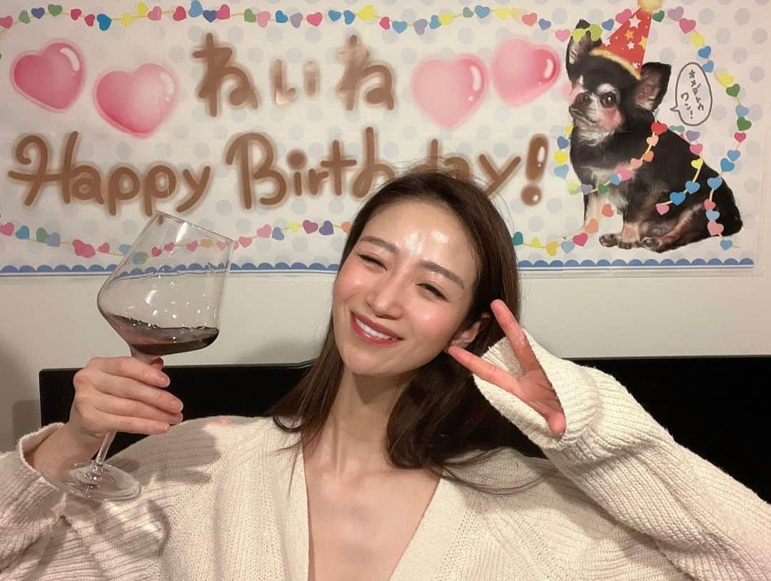 児玉菜々子さんのインスタグラム写真 - (児玉菜々子Instagram)「4月3日、お誕生日迎えました🎂🎉🥰  今年も当日は家族と🐶🐾 毎年恒例のお誕生日会してもらいました💕 家族だけのホームパーティなので 全員すっぴんやった😂笑  後ろのバースデー垂れ幕が可愛すぎる🥰 もちろん妹の萌子 @moecoinsta_gram の手作り😳✨  沢山のお祝いメッセージ本当にありがとうございます🥺✨ 家族や友達、仕事関係の方々、ファンの皆さんへの感謝の気持ちを忘れず、幸せな一年にしたいと思います。  今年も皆様、児玉菜々子を どうぞよろしくお願い致します☺️🌸  2022.4.3  #お誕生日#お誕生日おめでとう  #生誕祭#誕生日会#幸せ #家族#ホームパーティー  #4月#4月生まれ  #instagram  #instagood  #instalike  #instalove  #followme」4月4日 13時34分 - nanaco.conana