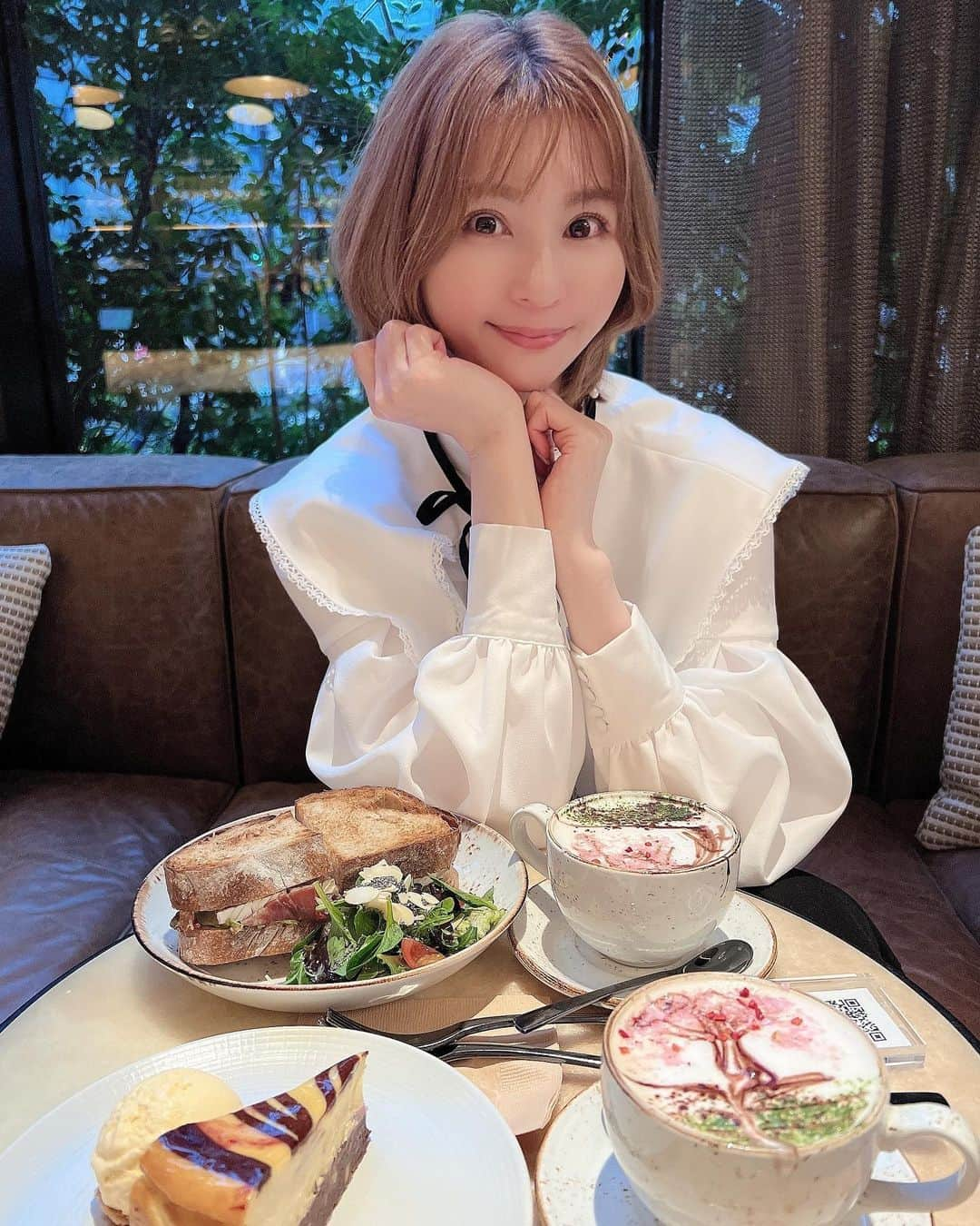 辰巳ゆいさんのインスタグラム写真 - (辰巳ゆいInstagram)「クロッフル食べたくて、行ったら終わってたよー😭 食べたかったのが全部食べれず💦 悲しい、、、  また、リベンジしなければ！  桜ラテ🌸可愛かった💕 サンドウィッチも美味しかったけど、1箇所マスタード辛くて震えてたw🙄」4月4日 16時30分 - yuitatsumi